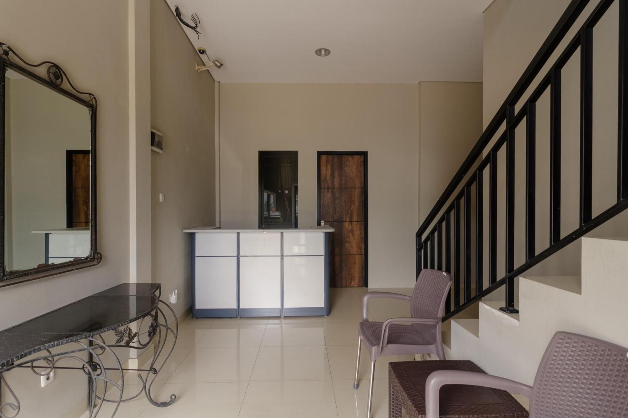 Reddoorz Near Puri Indah Mall
