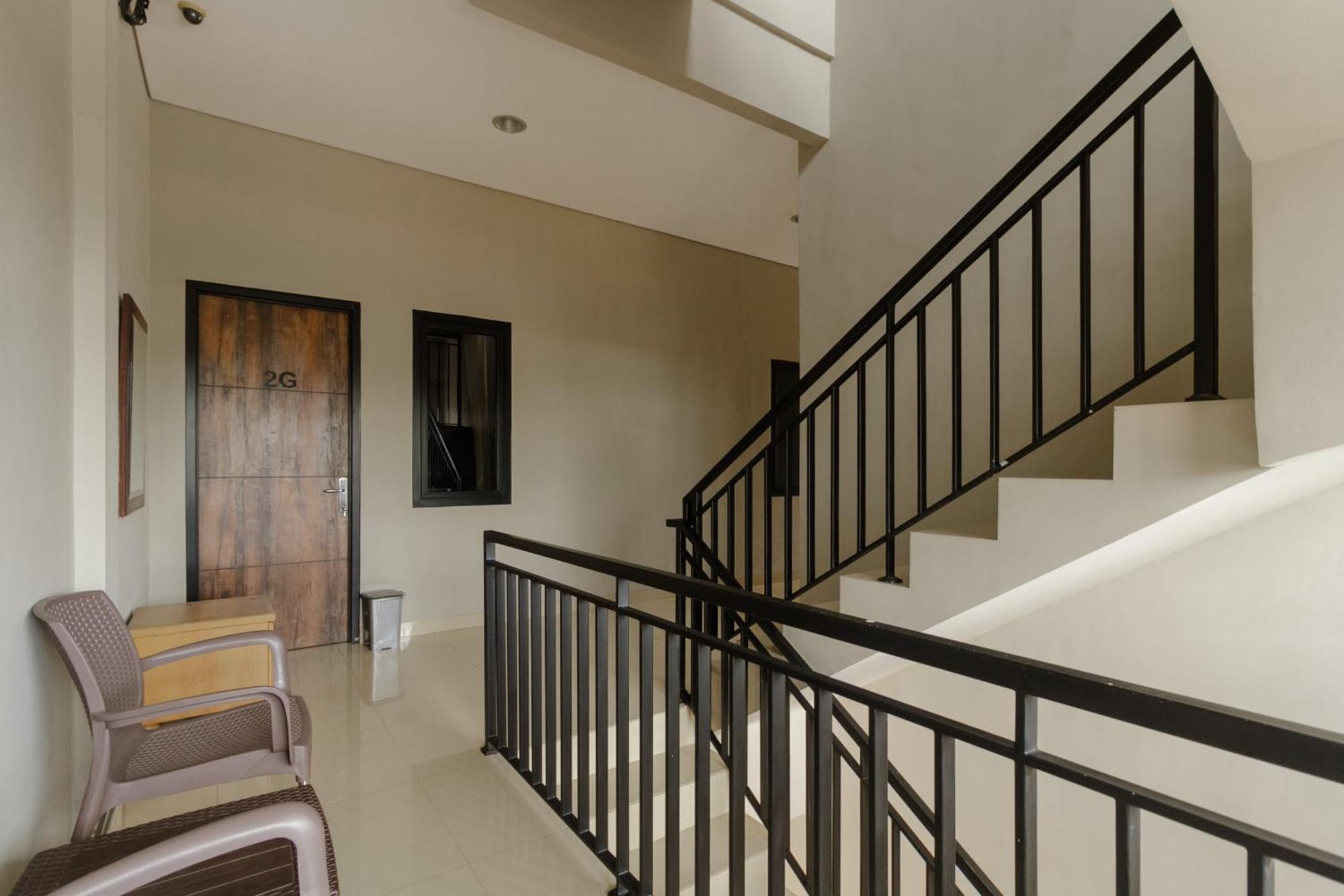 Nhà khách Reddoorz Near Puri Indah Mall 2*