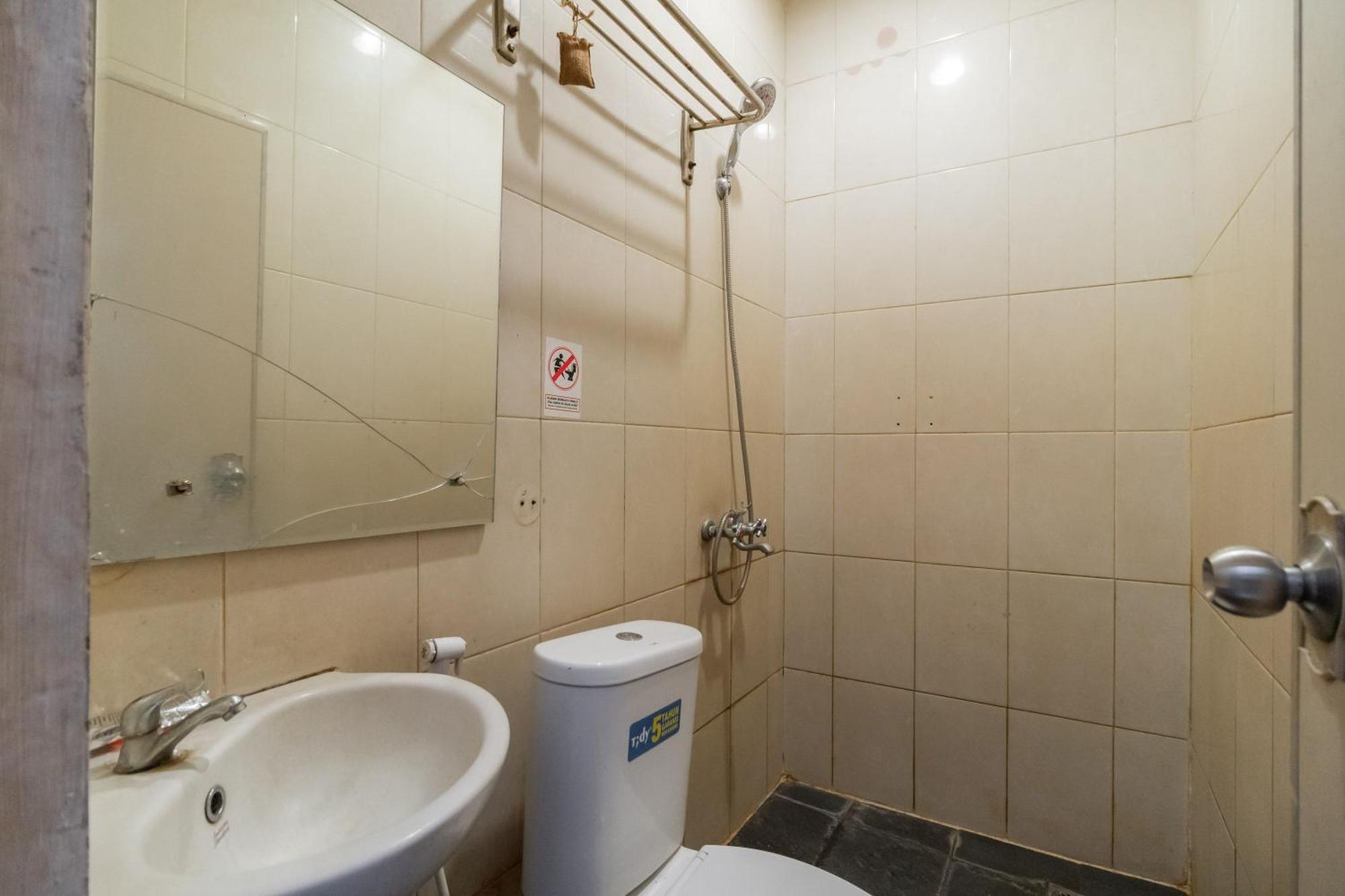 Reddoorz Near Tomang 2 Guest house Jakarta