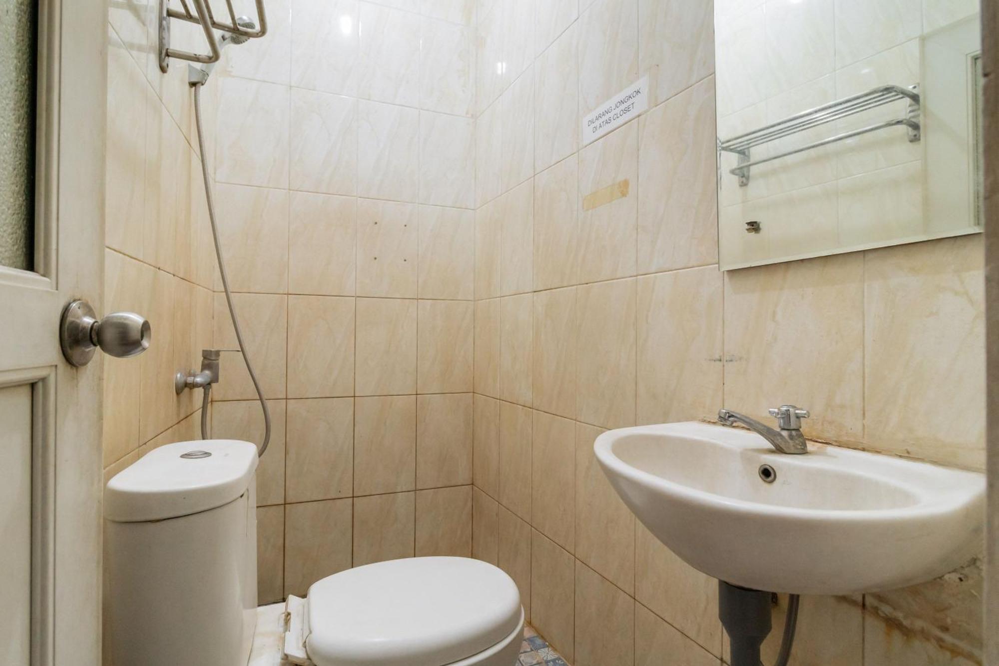 Guest house Reddoorz Near Tomang 2 2*