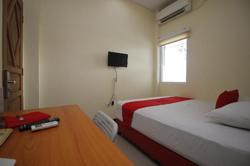 Reddoorz @ Jalan Pemuda Hotel 3*