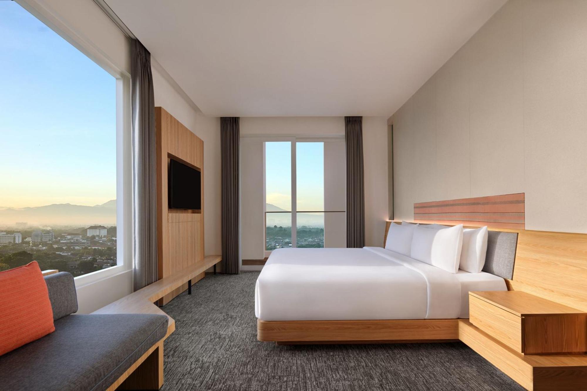 Aloft South Hotel 4*