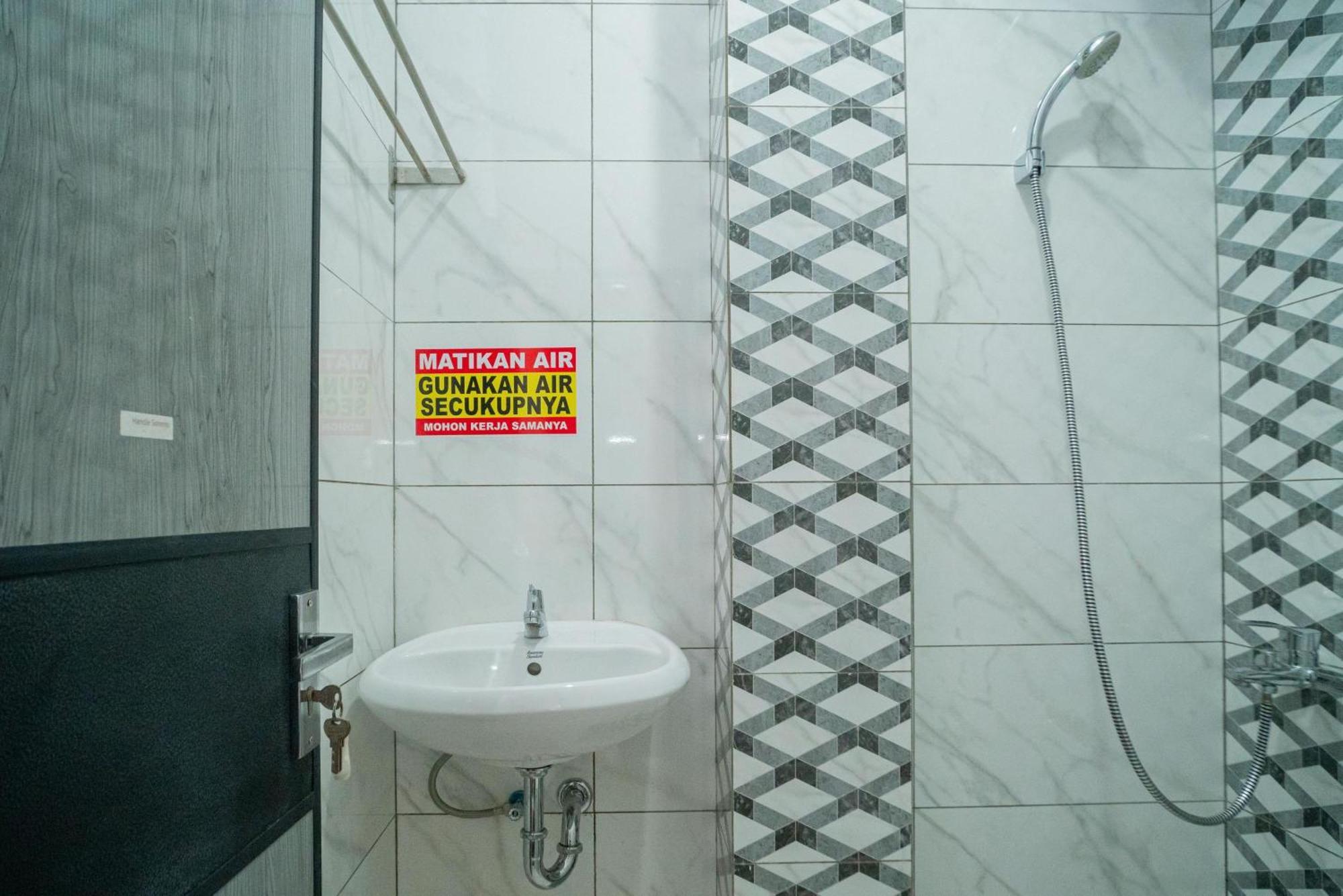 Hotel Reddoorz Near Stasiun Senen 2*