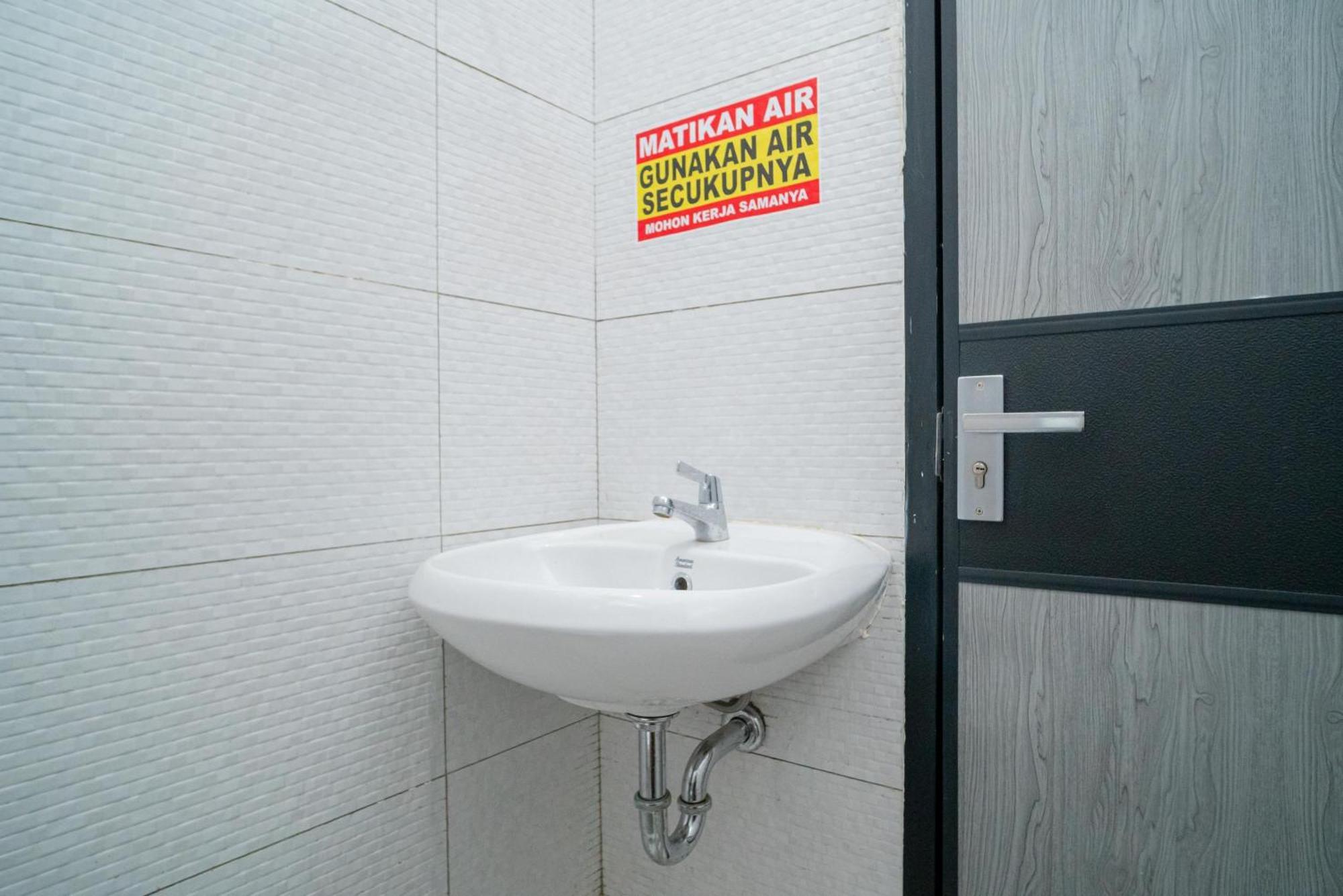 Hotel Reddoorz Near Stasiun Senen Jakarta