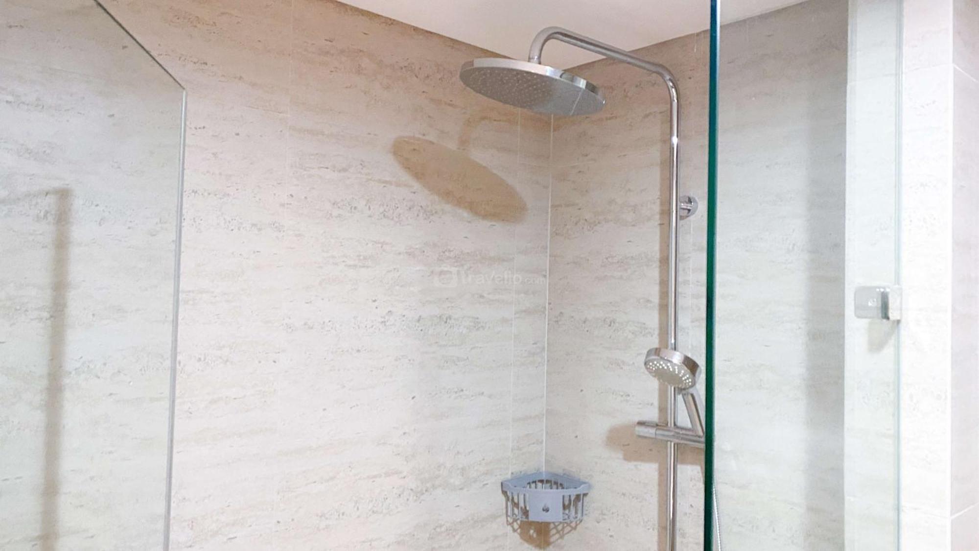 Wonderful And Homey 2br At Gold Coast By Travelio Apartment