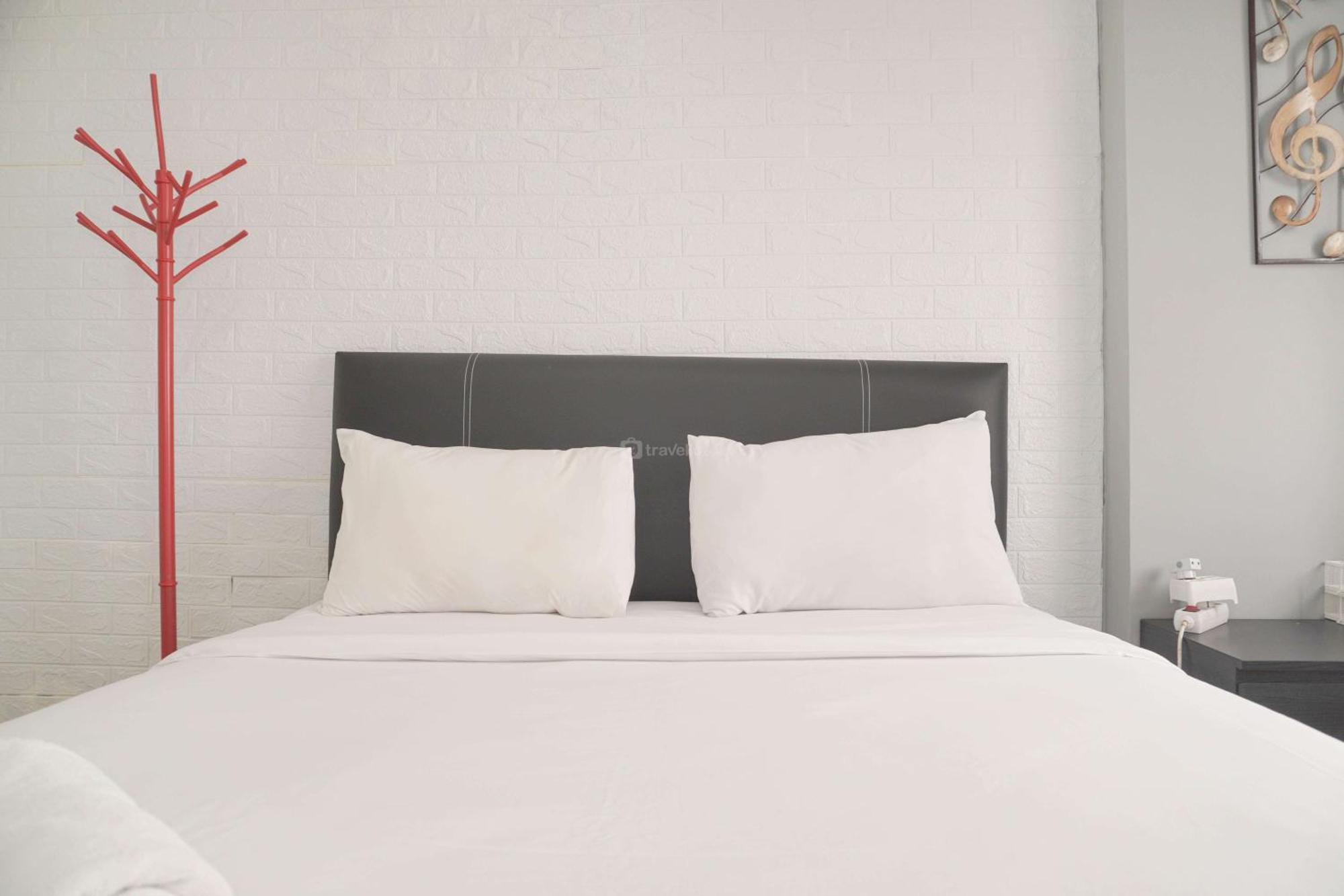 Minimalist And Cozy Living 1br Belmont Puri By Travelio