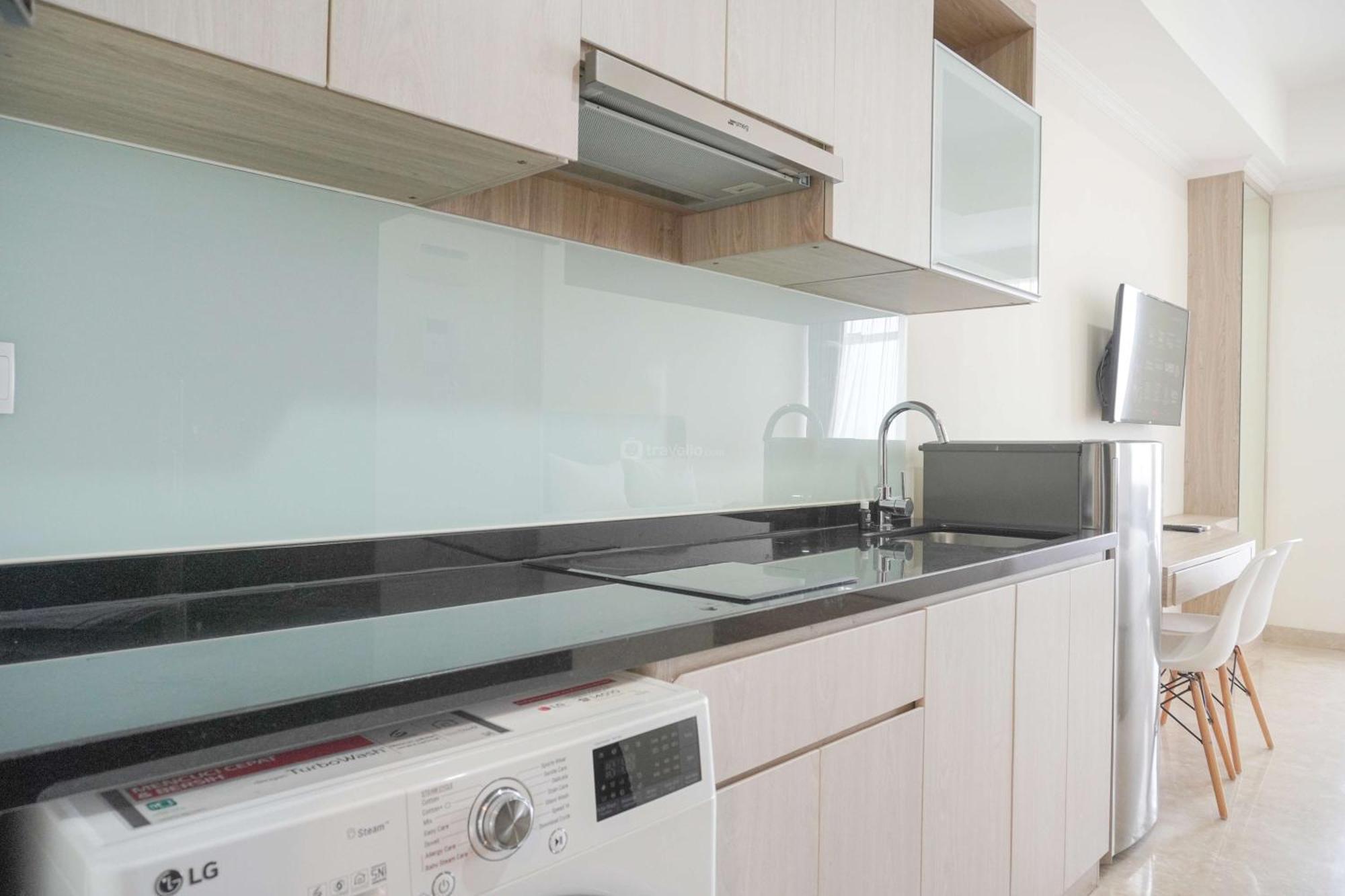 Strategic And Comfy Menteng Park By Travelio Apartment *