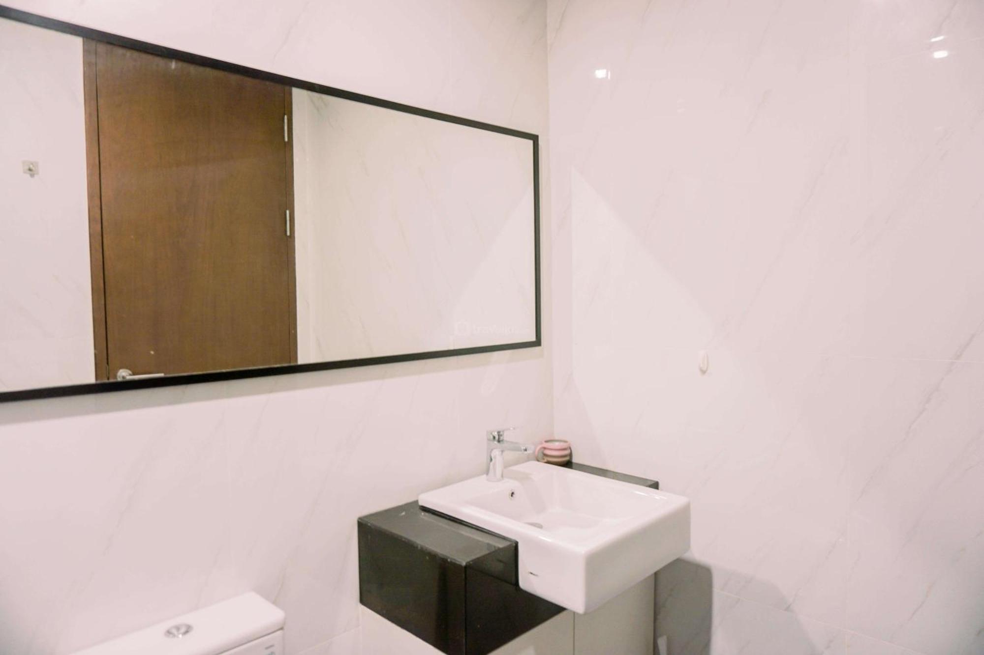 Spacious And Warm 2br At Ciputra World 2 By Travelio Jakarta