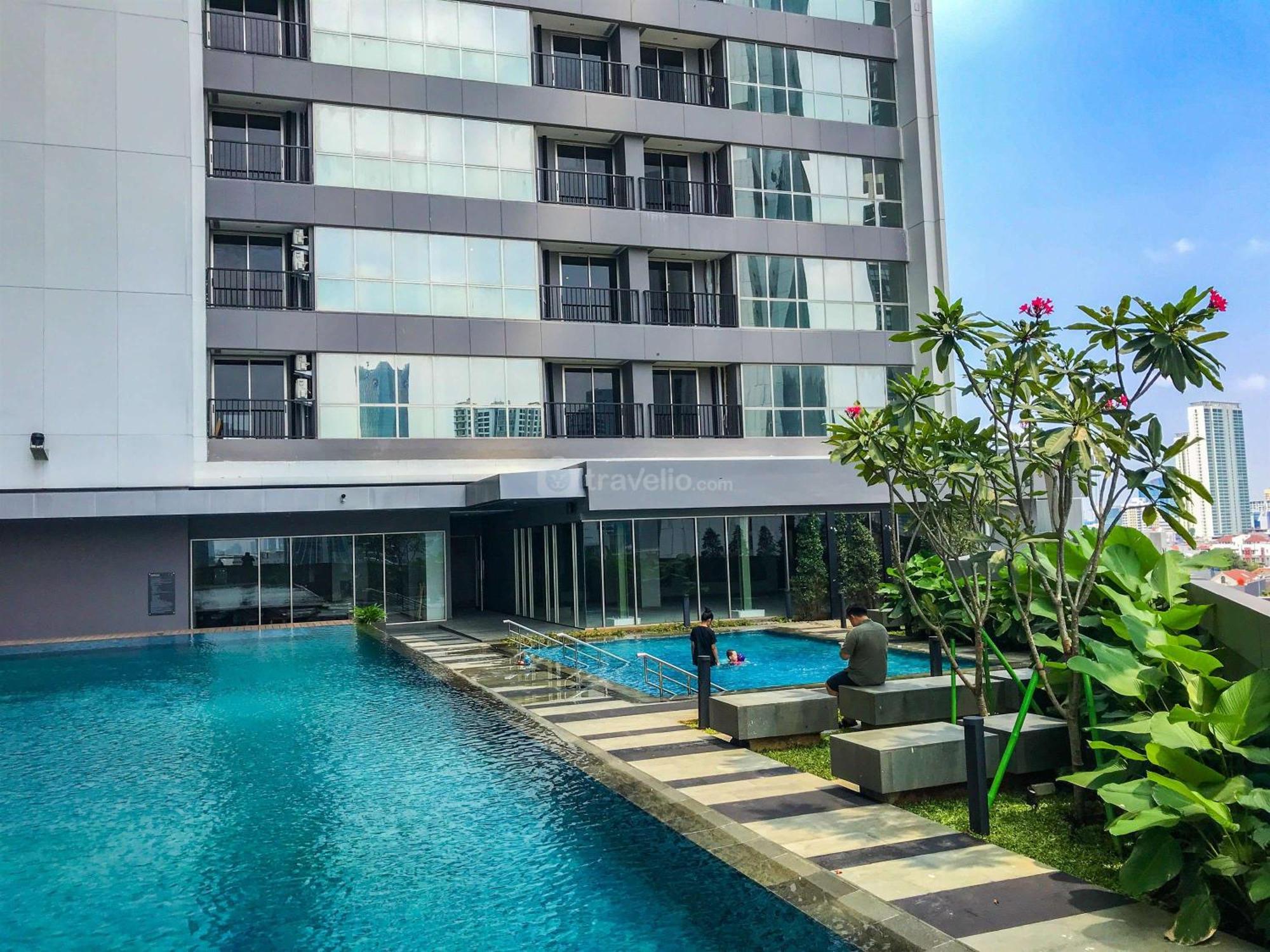Spacious And Warm 2br At Ciputra World 2 By Travelio Jakarta