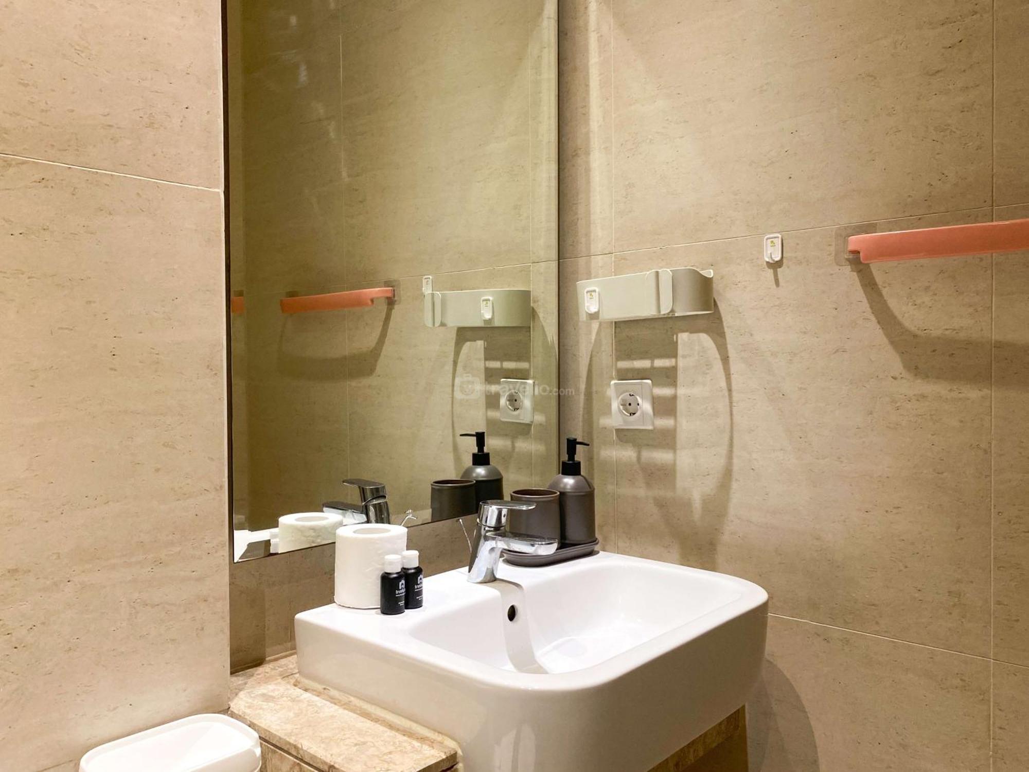 Good And Comfort Gold Coast By Travelio Jakarta