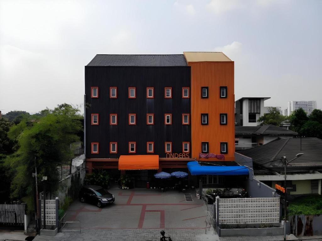 Anders Hotel