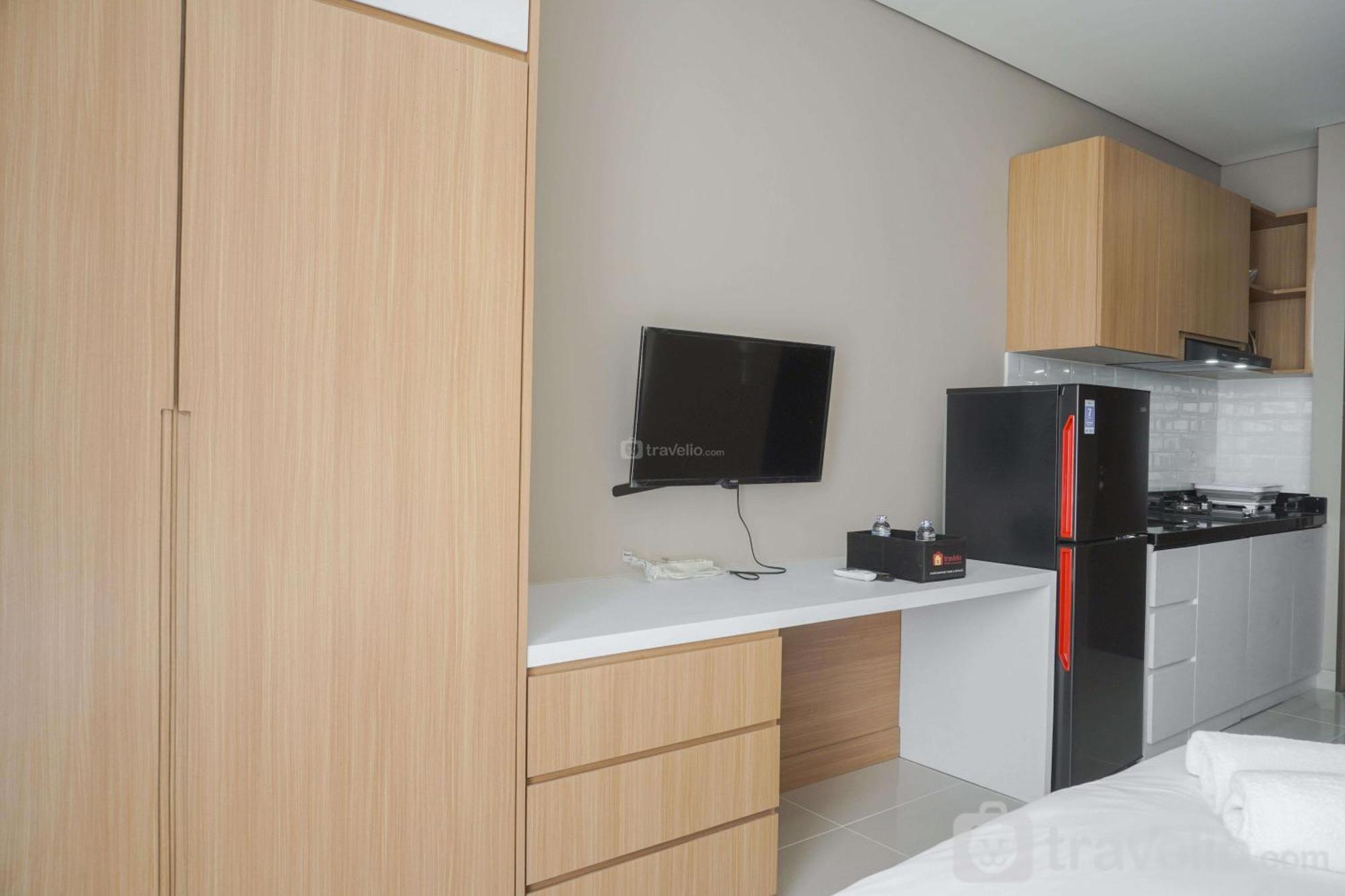 Apartment Great And Modern At Ciputra International By Travelio