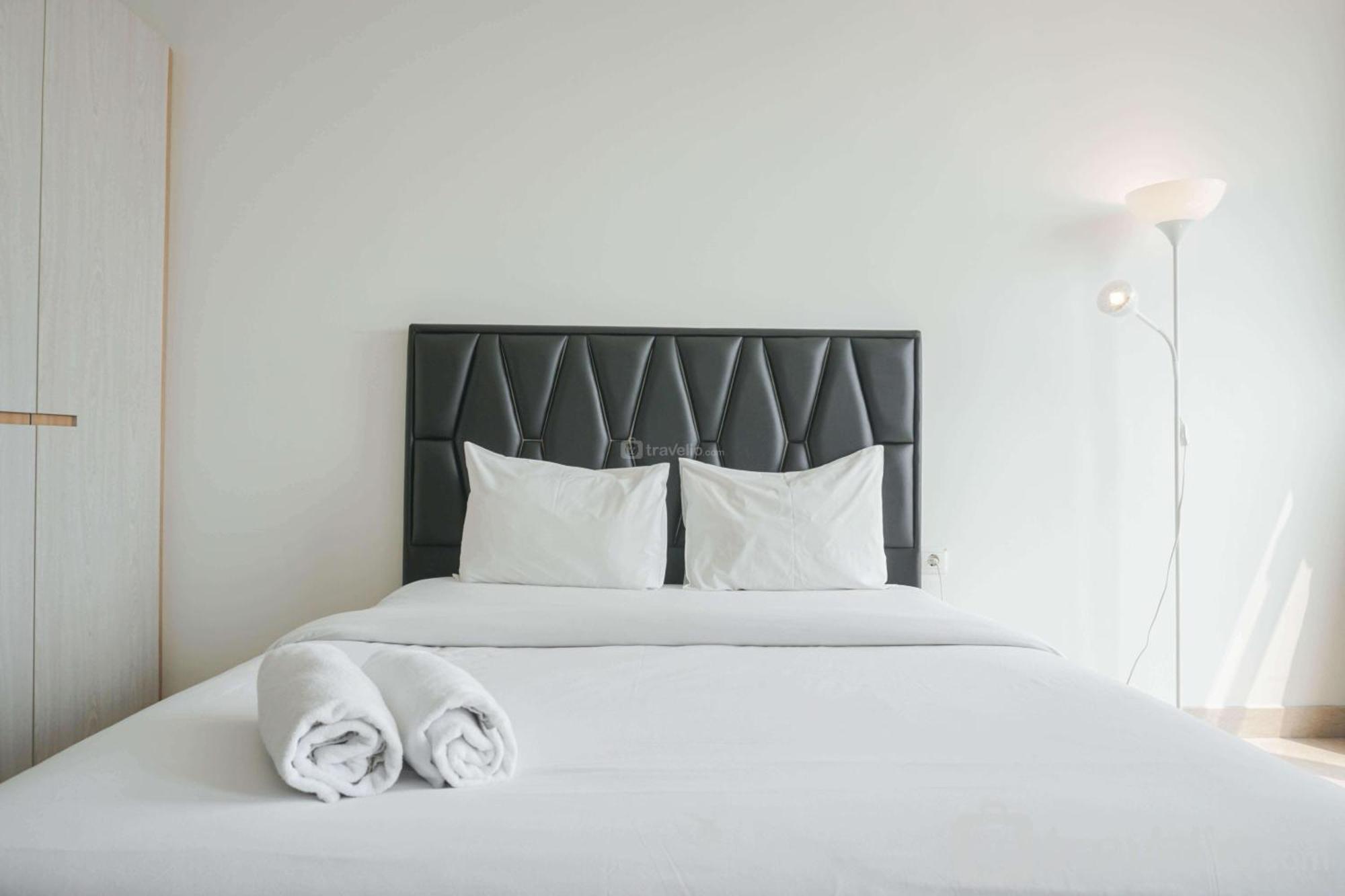 Apartment Minimalist And Strategic At Menteng Park By Travelio