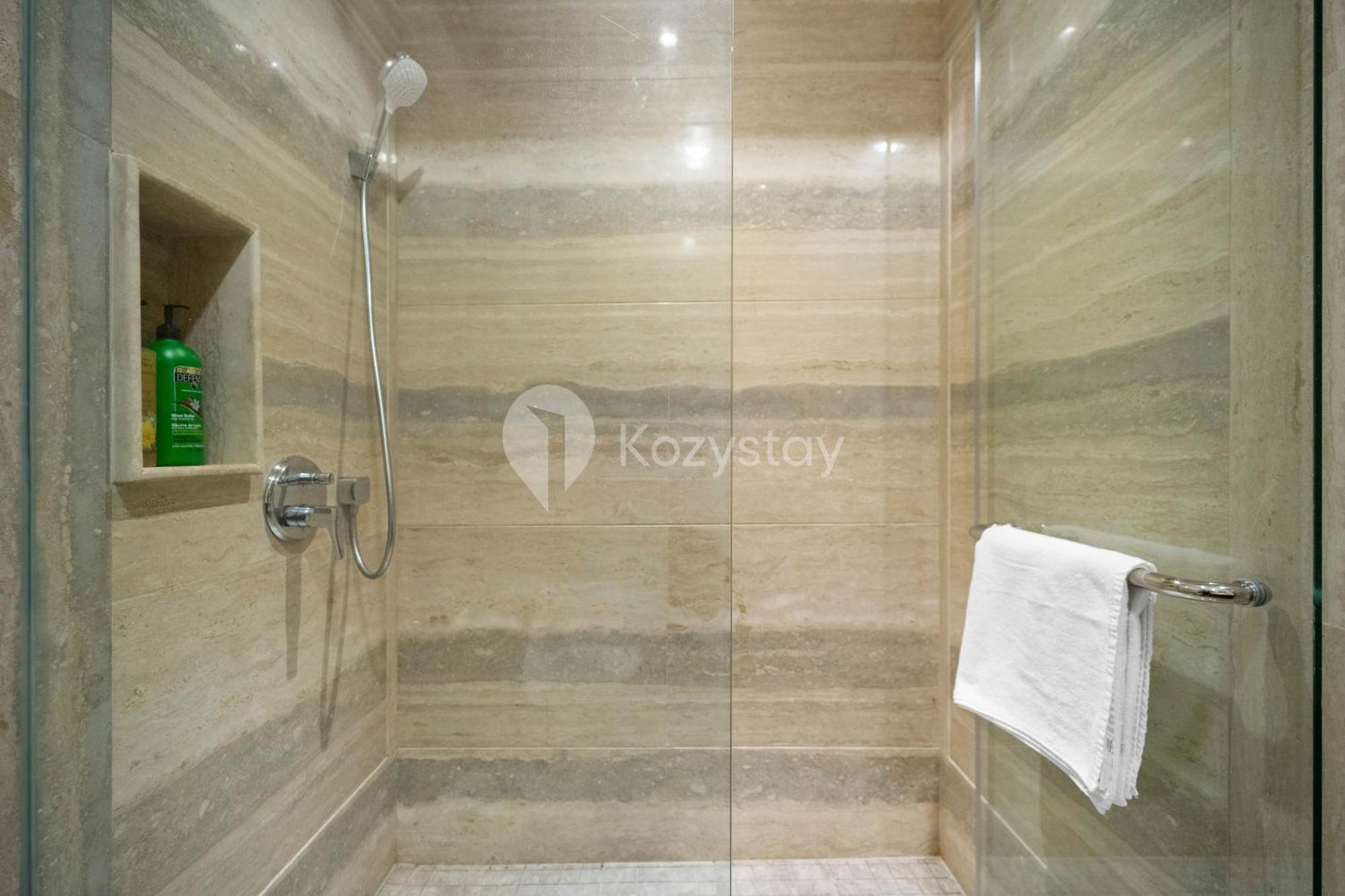 Urban By Kozystay - Scbd Apartment