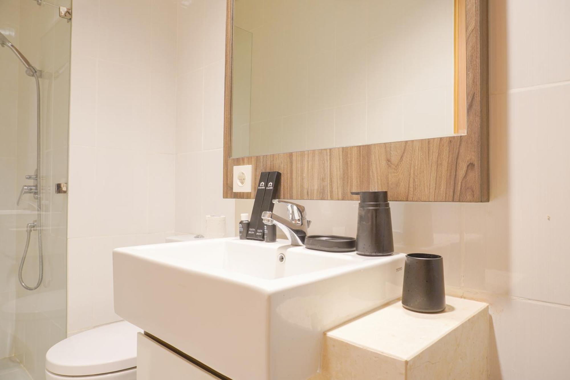 Comfort And Modern Look 2br At 26th Floor Samara By Travelio Apartment