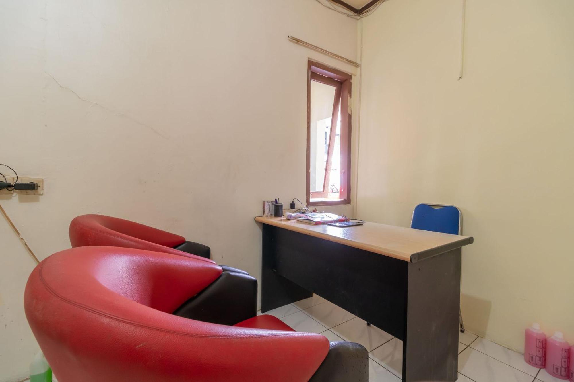 Hotel Reddoorz Near Indah Water Park 2*