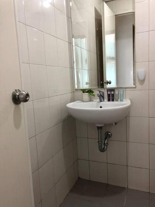 Lrt Access With Netflix, Wifi, Gym And Pool, Signature Park Grande Apartment Jakarta