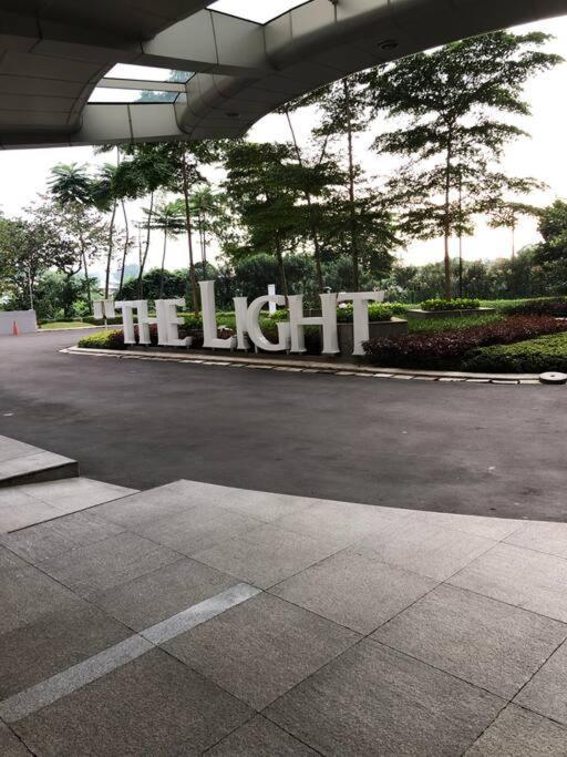 Apartment Lrt Access With Netflix, Wifi, Gym And Pool, Signature Park Grande Jakarta