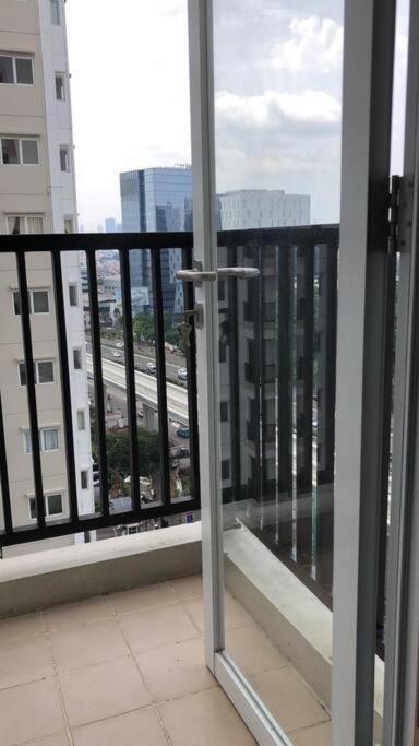 Apartment Lrt Access With Netflix, Wifi, Gym And Pool, Signature Park Grande Jakarta