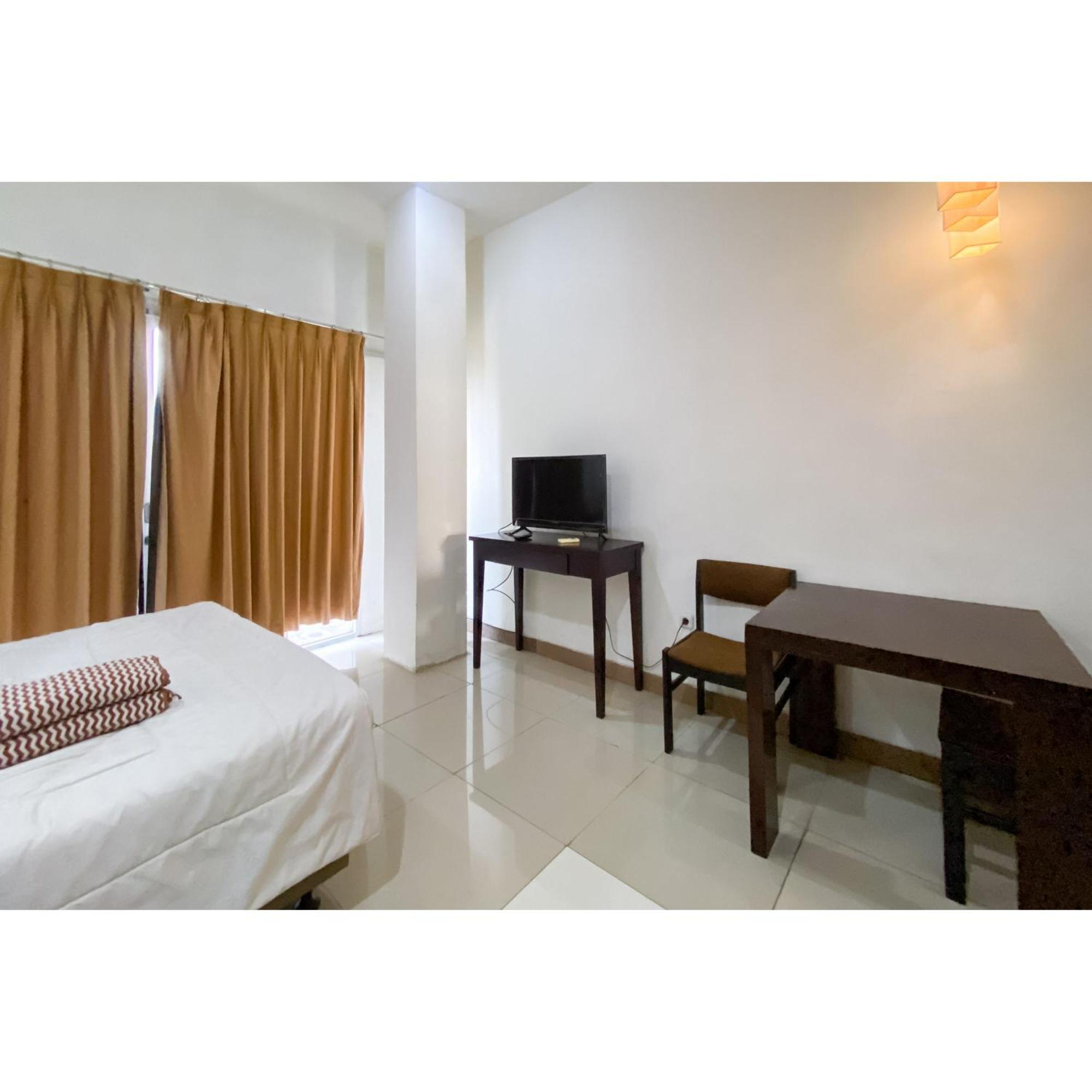 Khách sạn Curves Mitra Reddoorz Jakarta
