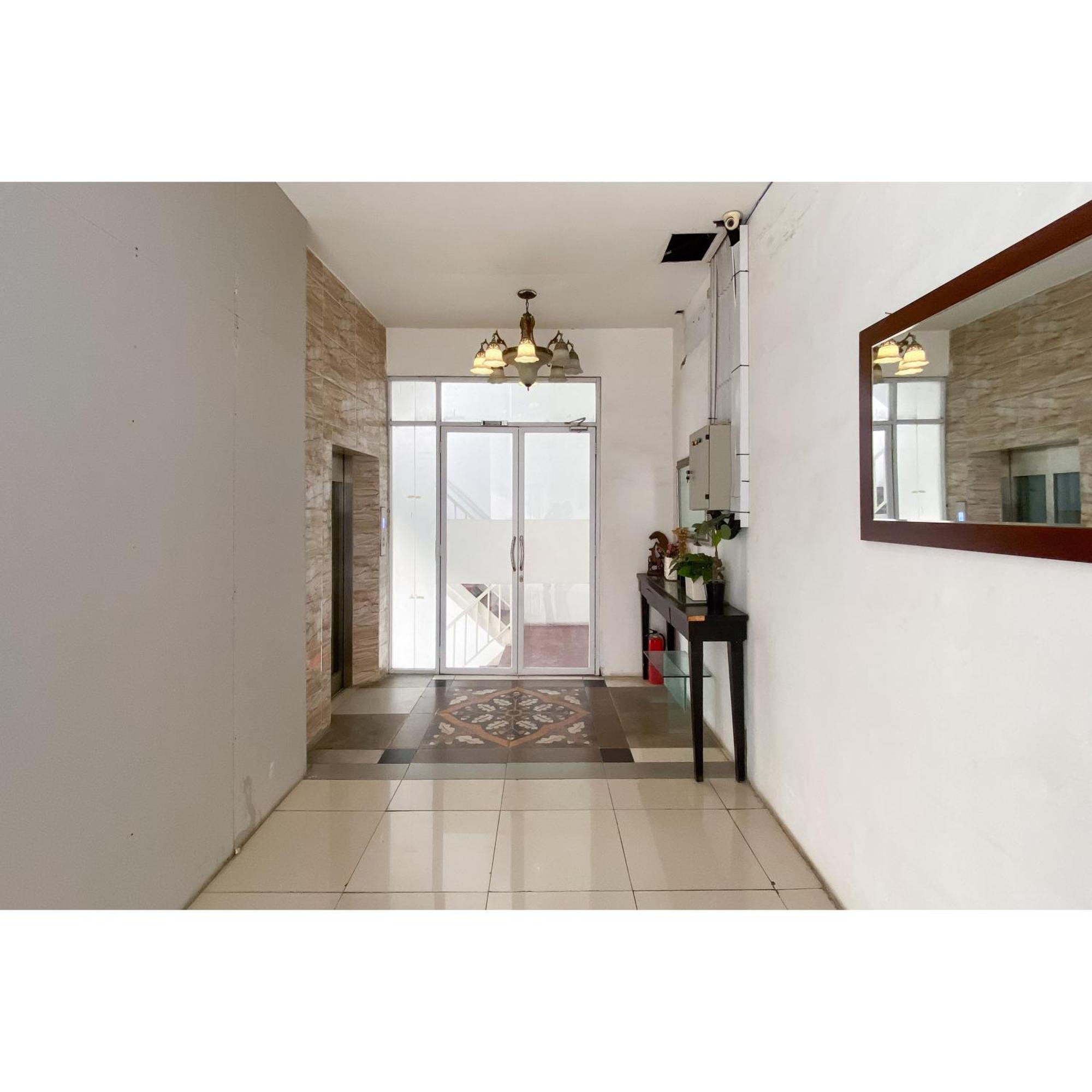 Curves Mitra Reddoorz Jakarta