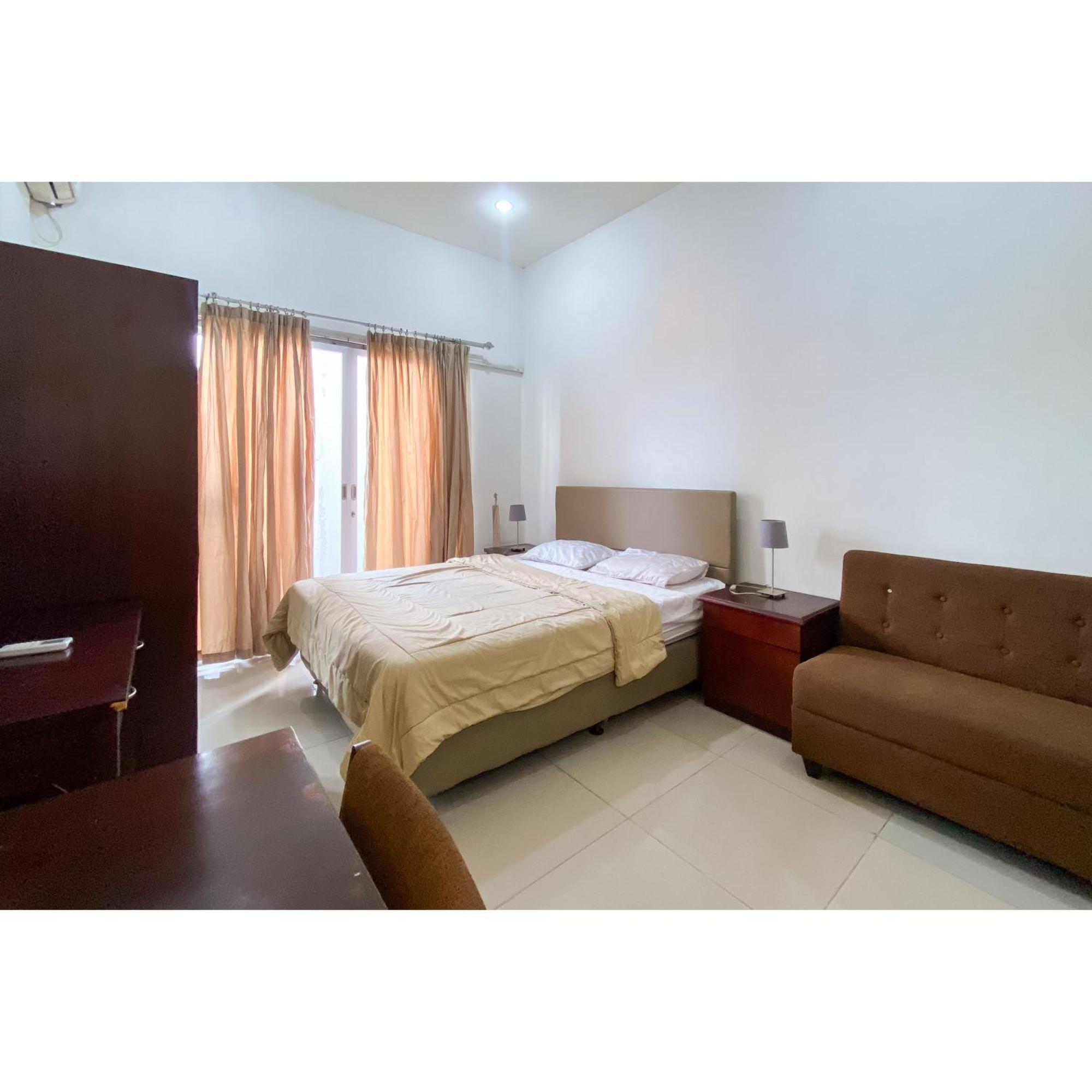 Curves Mitra Reddoorz 2* Jakarta