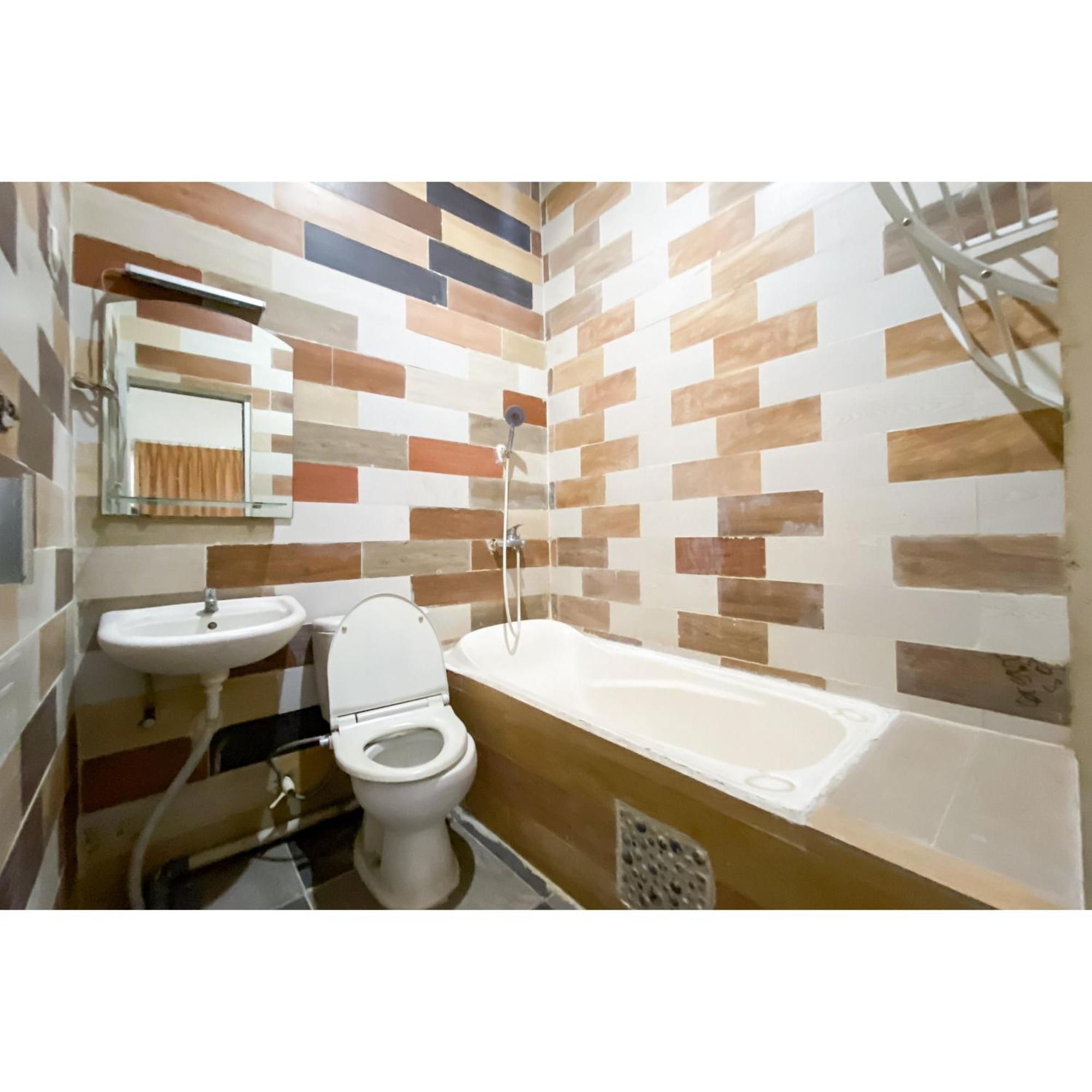 Khách sạn Curves Mitra Reddoorz Jakarta