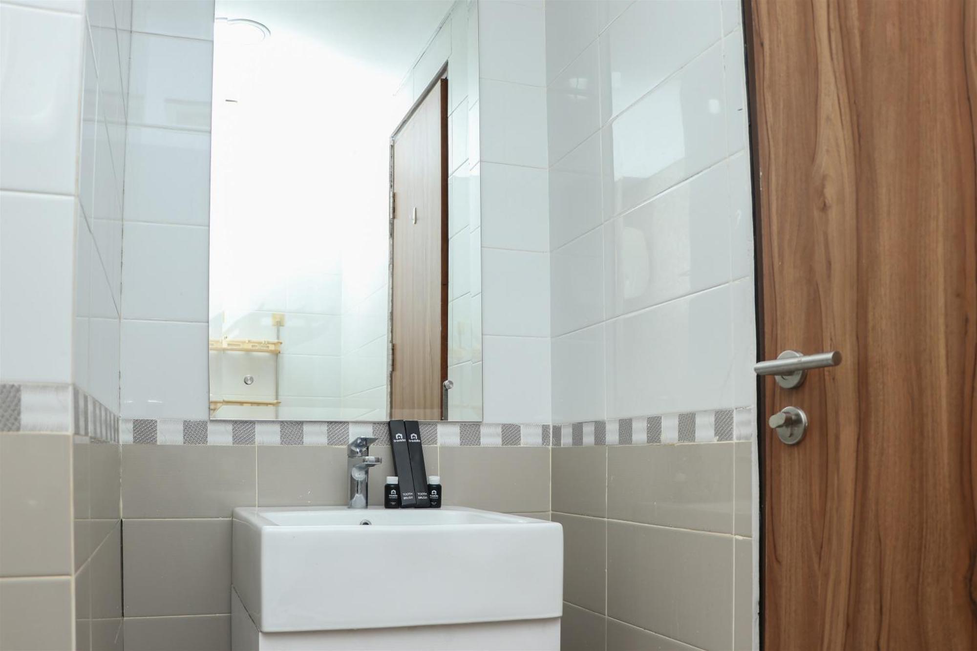 Apartment And Comfy 2br At Royal Olive By Travelio