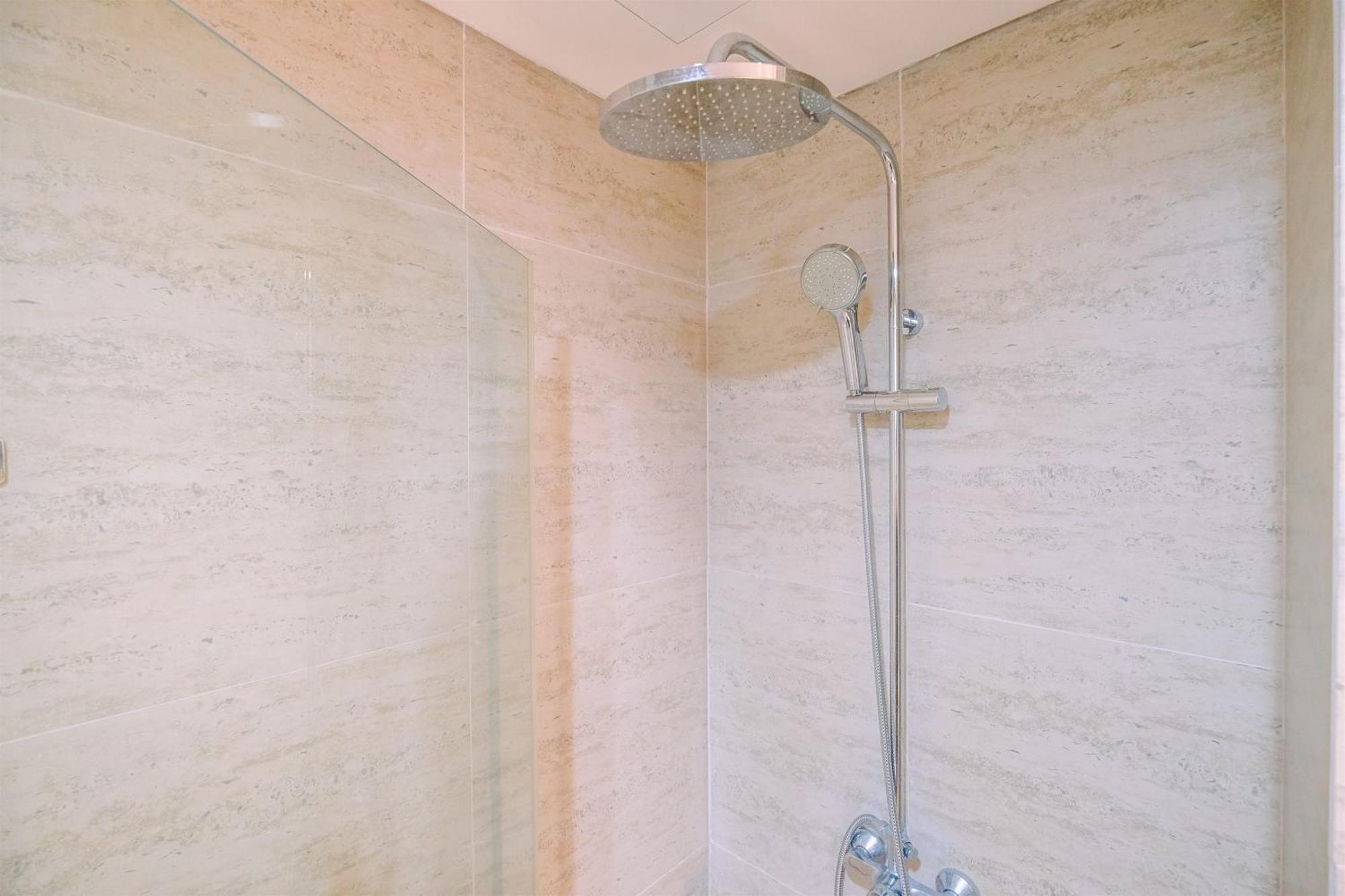 Apartment Stylish 1br At Gold Coast By Travelio