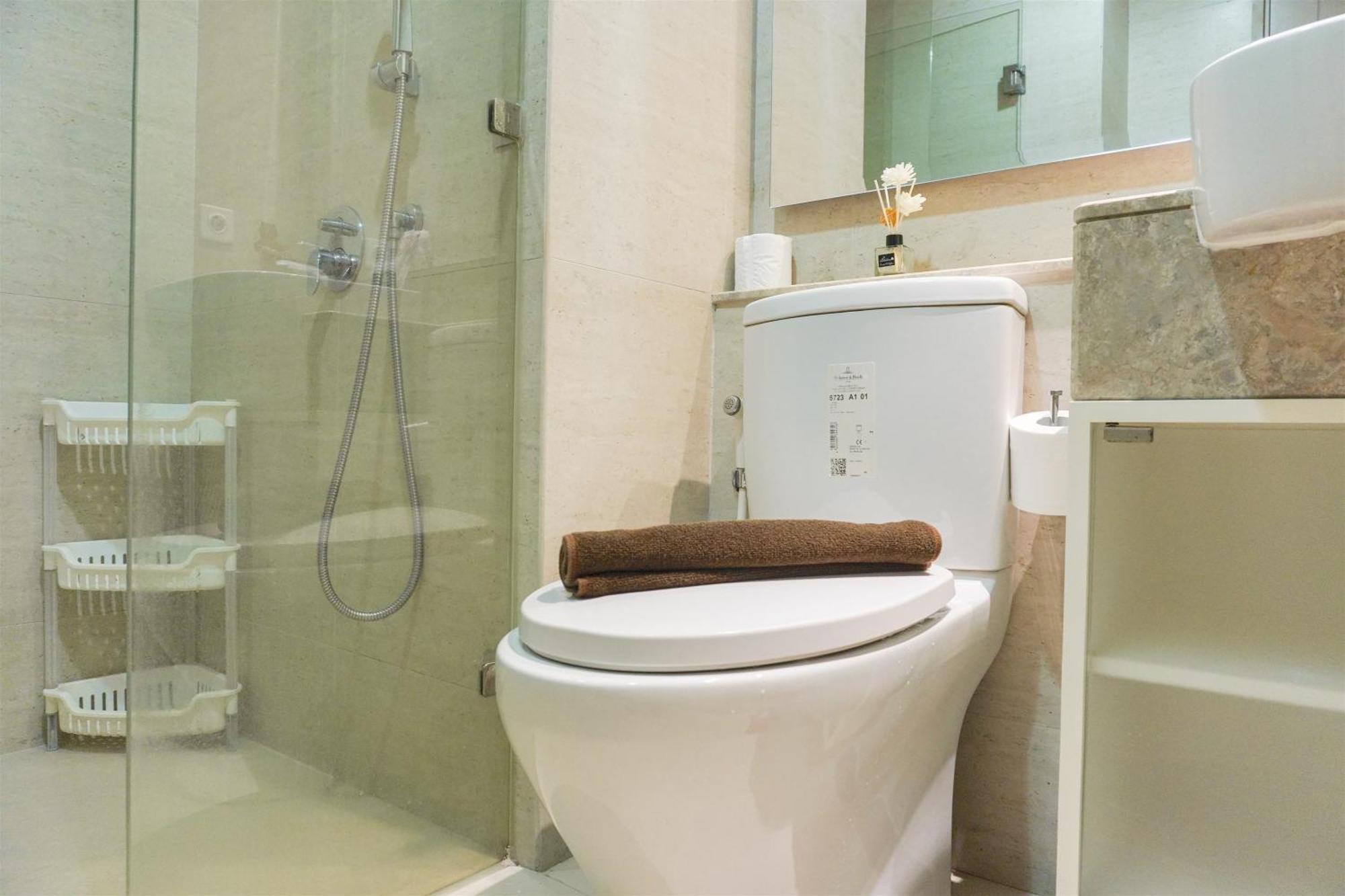 Cozy And Modern Look 1br Gold Coast By Travelio Apartment Jakarta