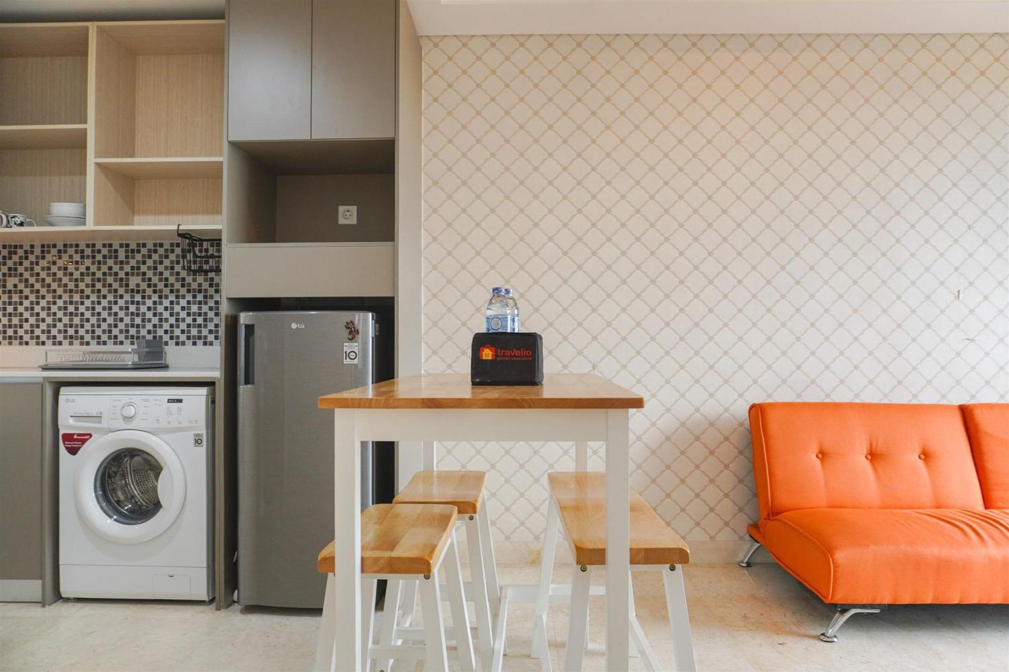 Cozy And Modern Look 1br Gold Coast By Travelio * Jakarta