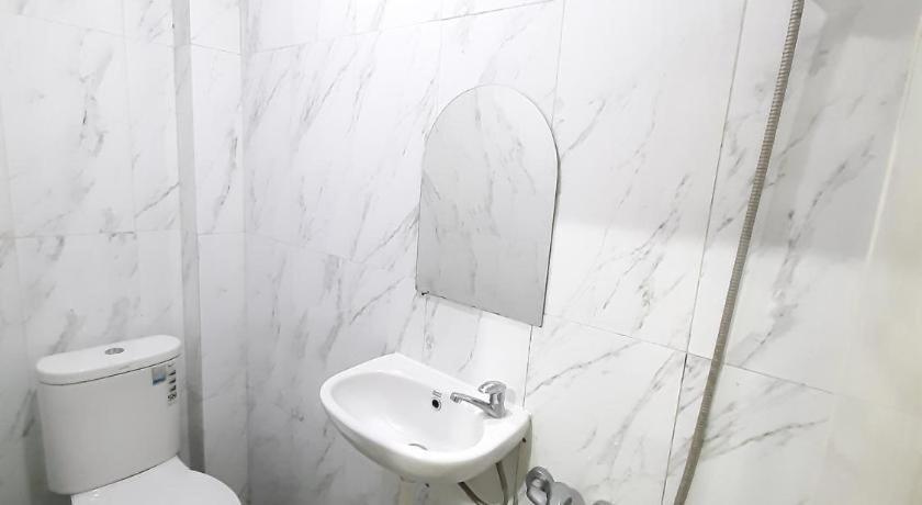Taisir Near Palmerah Mitra Reddoorz Hotel Jakarta
