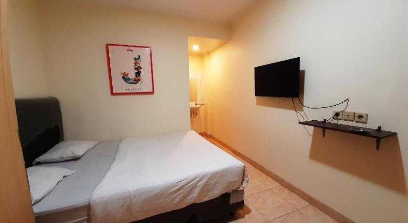 Taisir Near Palmerah Mitra Reddoorz Hotel 2*