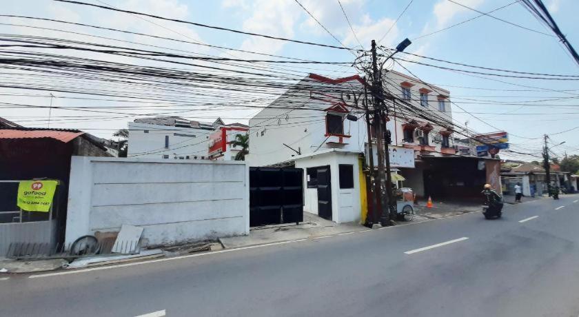 Taisir Near Palmerah Mitra Reddoorz Hotel Jakarta