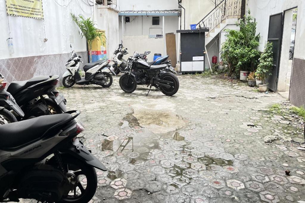Taisir Near Palmerah Mitra Reddoorz 2*