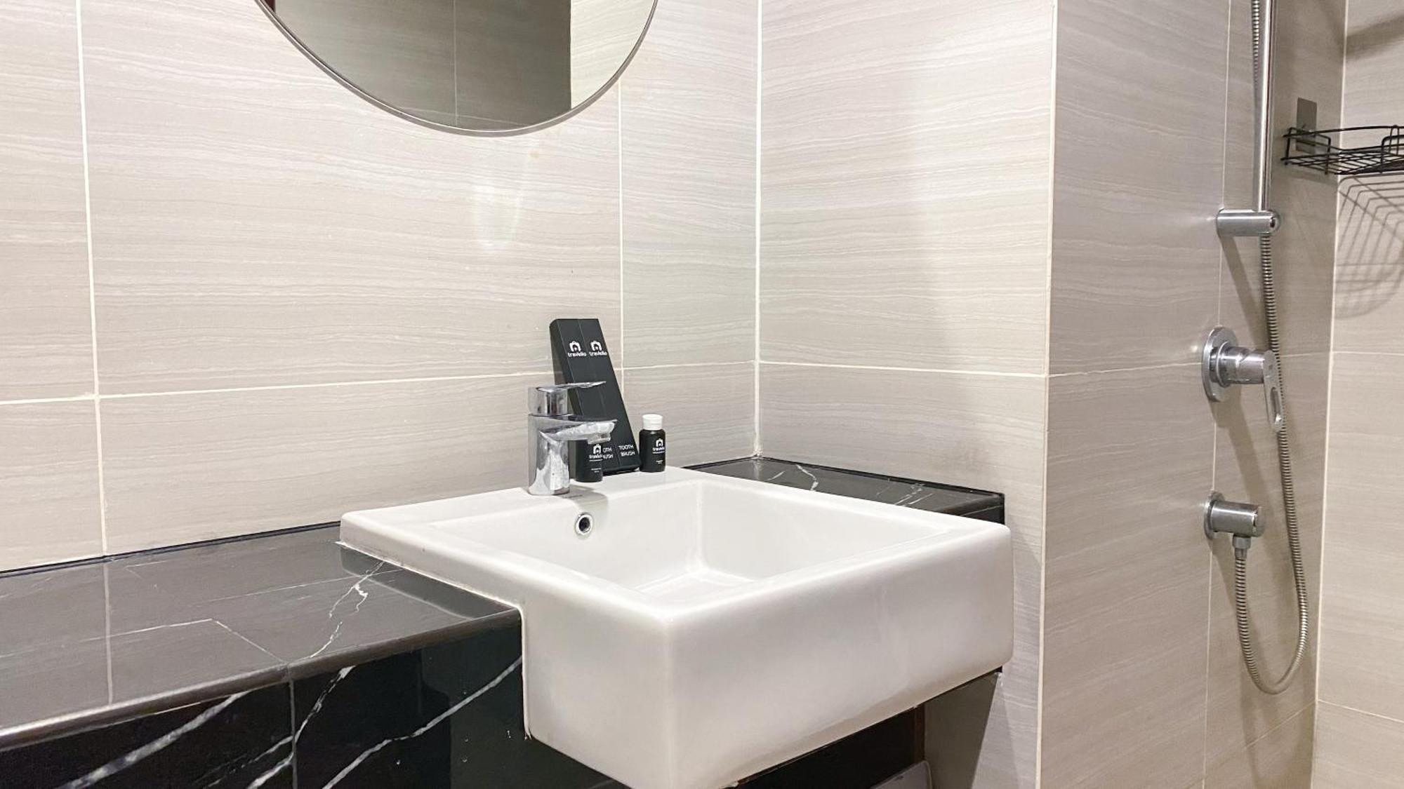 Cozy Living And Warm At West Vista By Travelio * Jakarta
