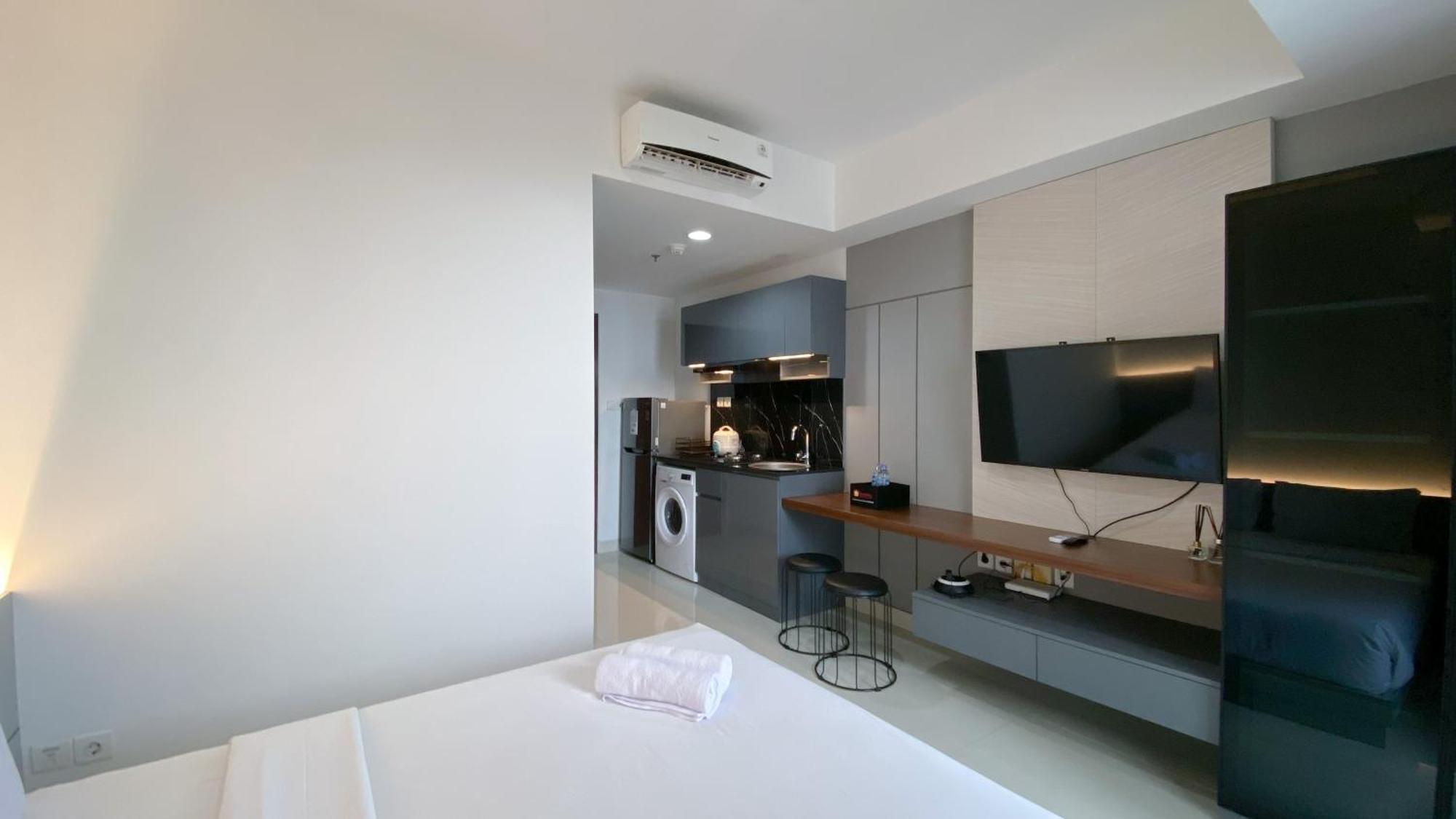 Cozy Living And Warm At West Vista By Travelio