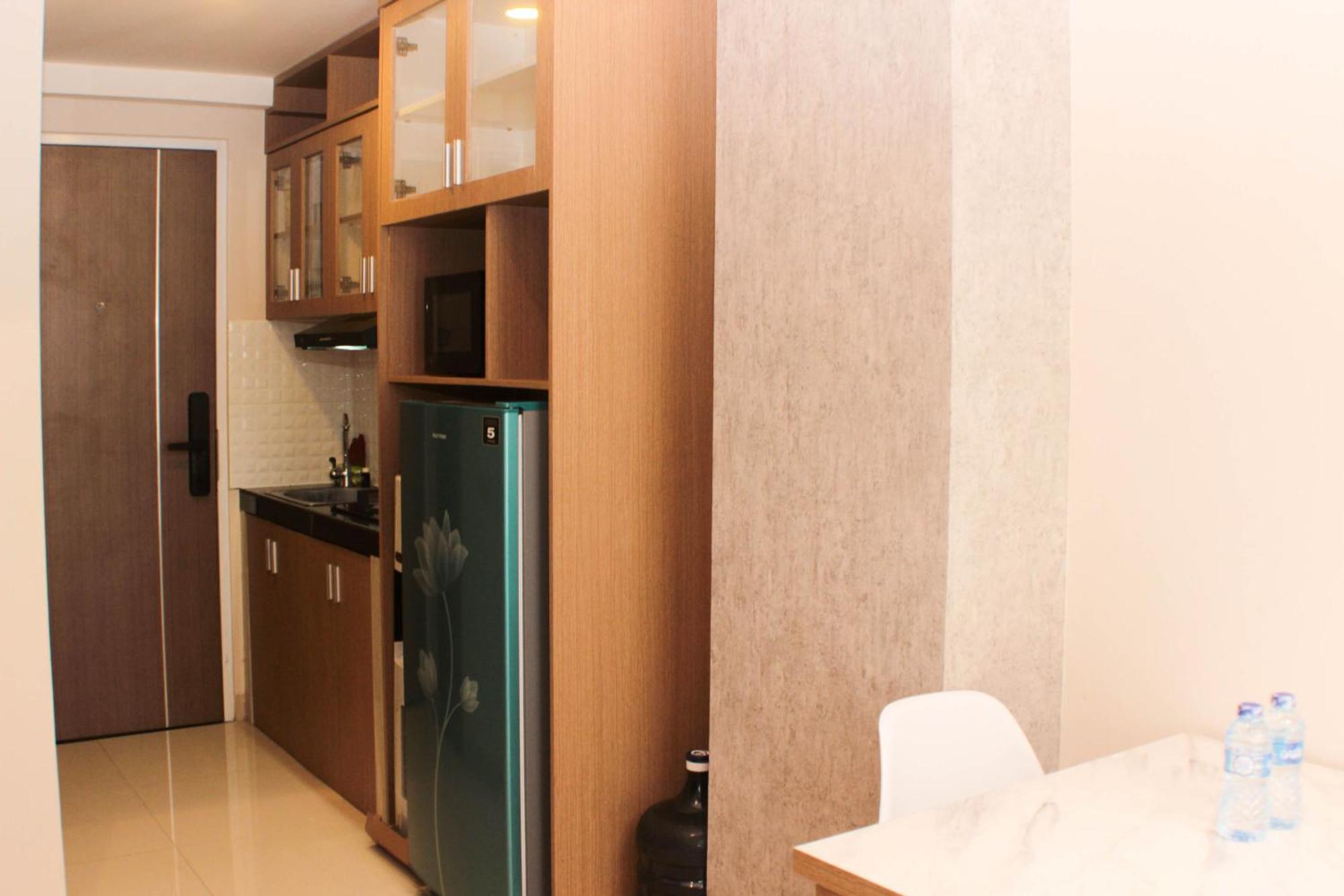 Elegant And Strategic Loft Apple 1 Condovilla By Travelio Jakarta