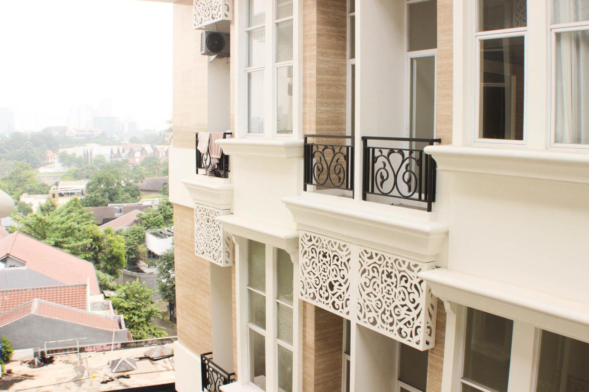 Elegant And Strategic Loft Apple 1 Condovilla By Travelio Jakarta