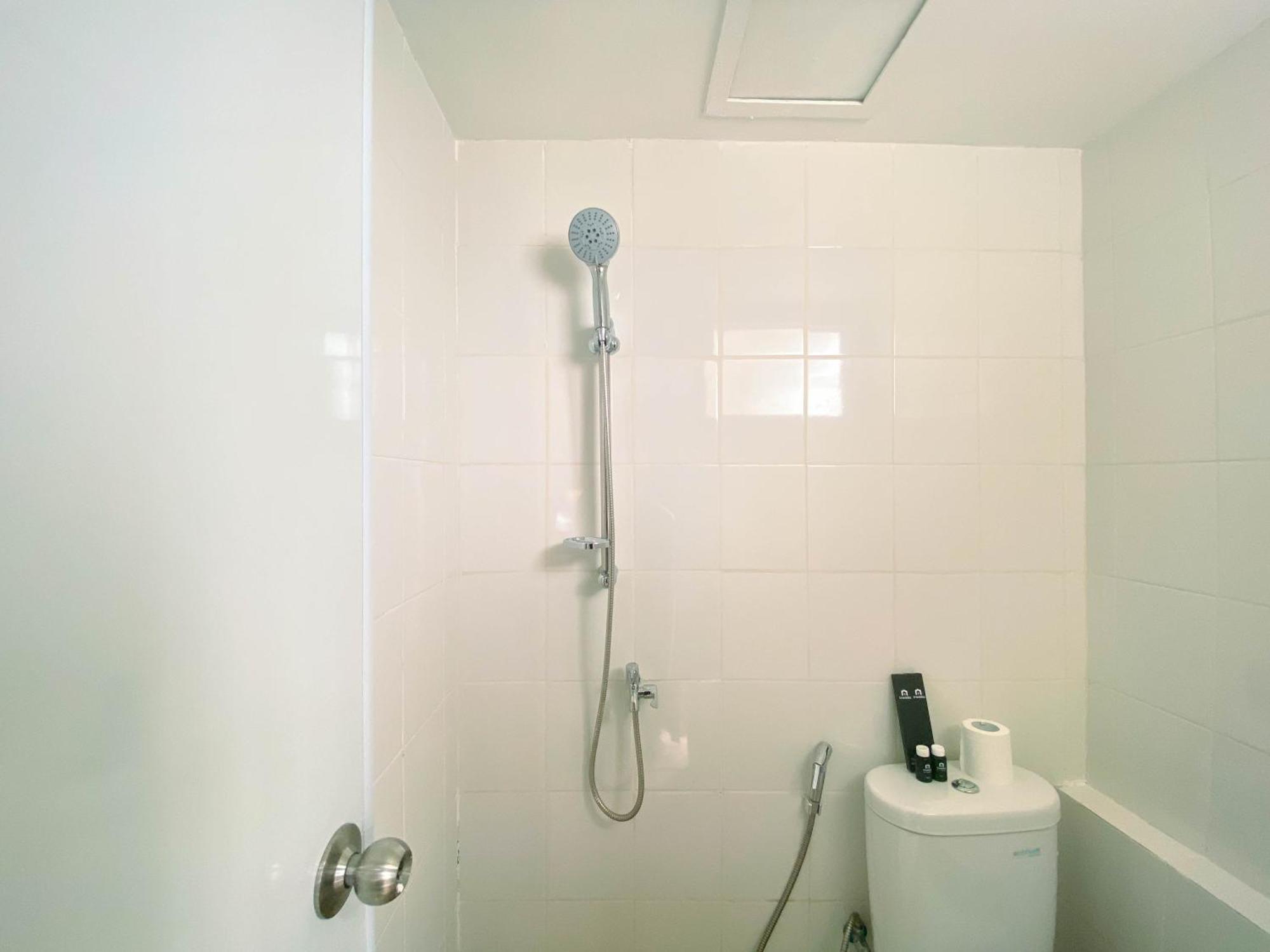 Apartment Comfy And Strategic At Bassura By Travelio *