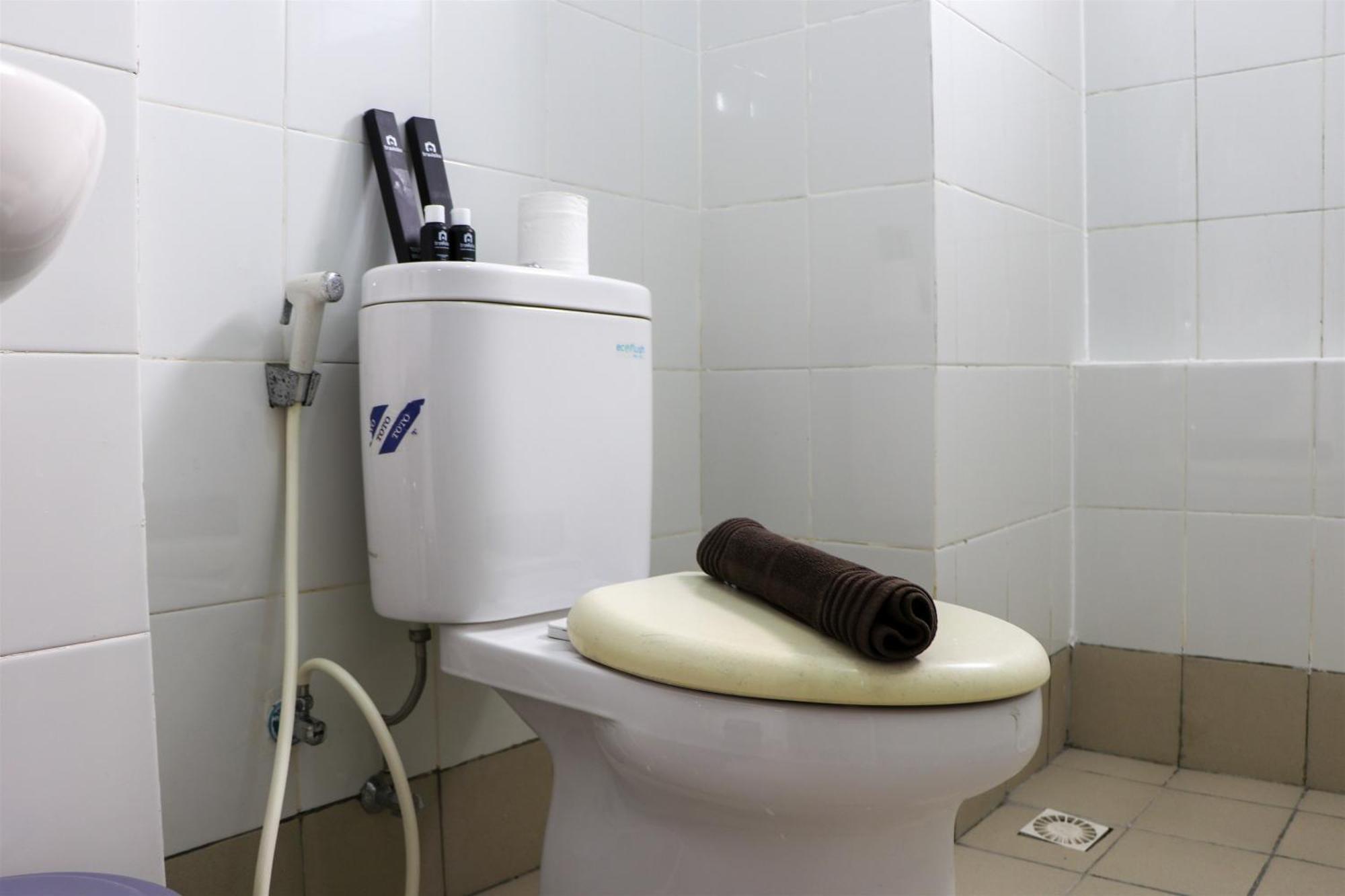 Apartment Cozy 3br Bassura Near Mall By Travelio *