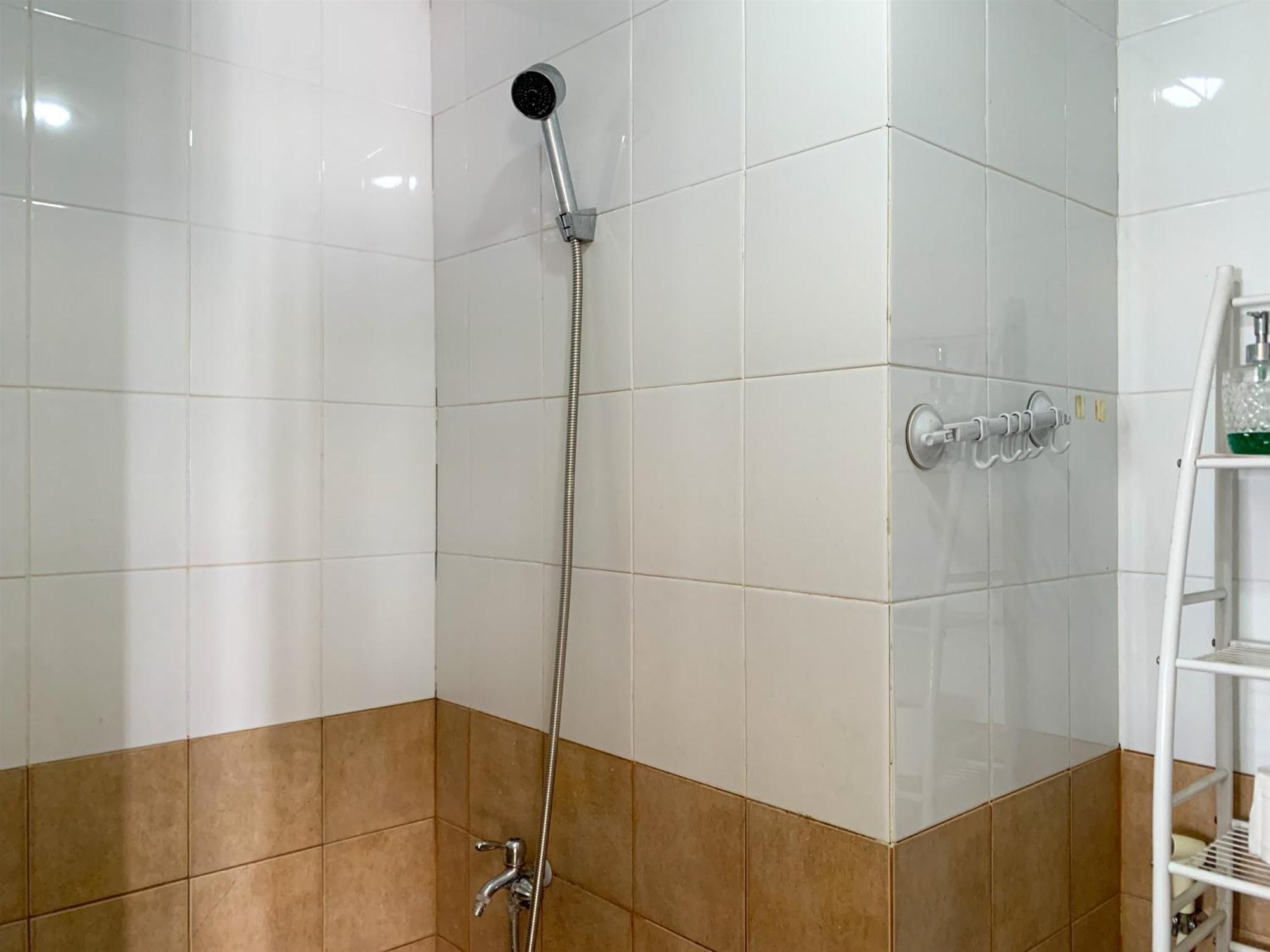 Modern Look And Comfortable 2br Pramuka By Travelio Jakarta