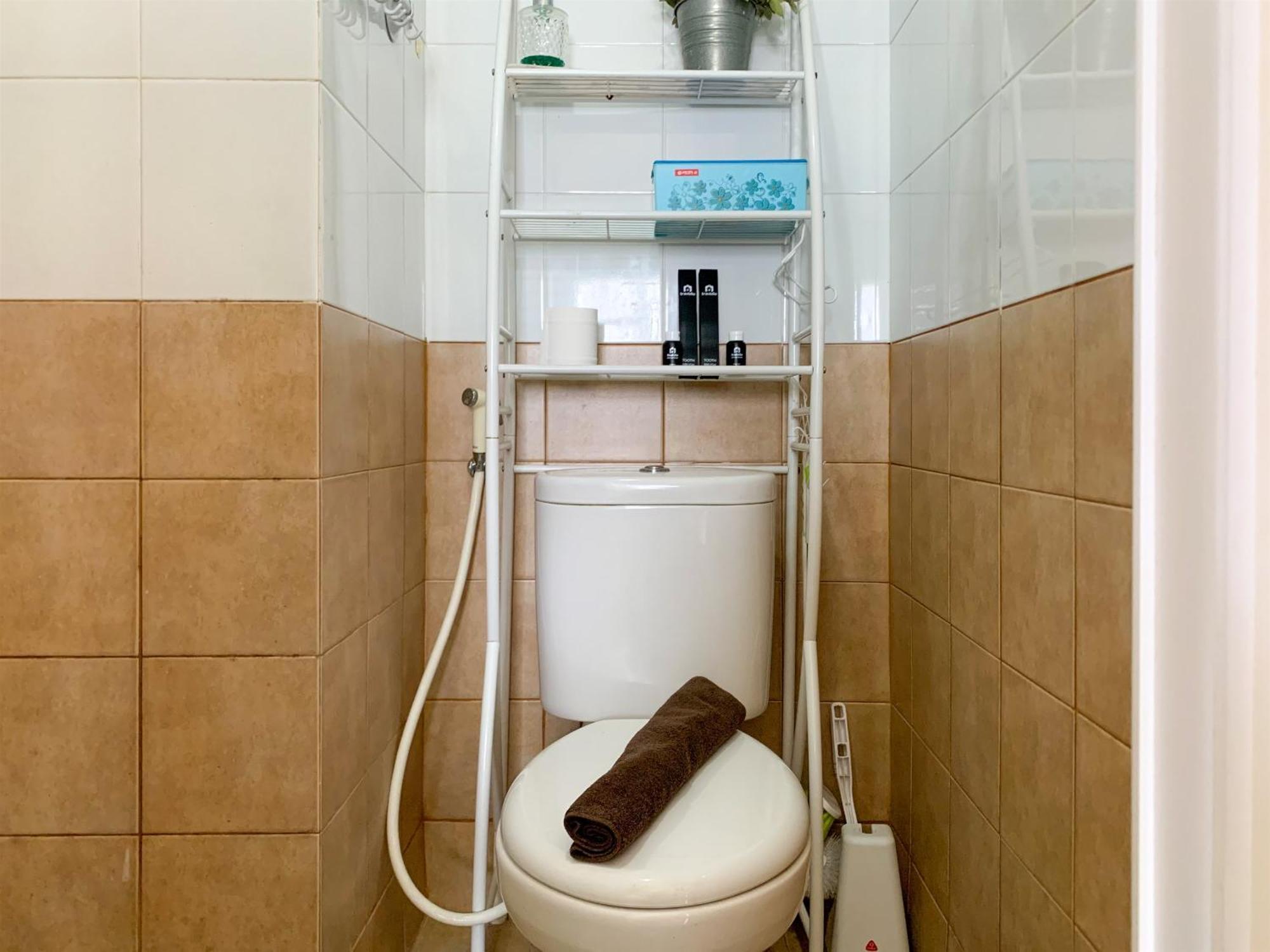 Apartment Modern Look And Comfortable 2br Pramuka By Travelio *