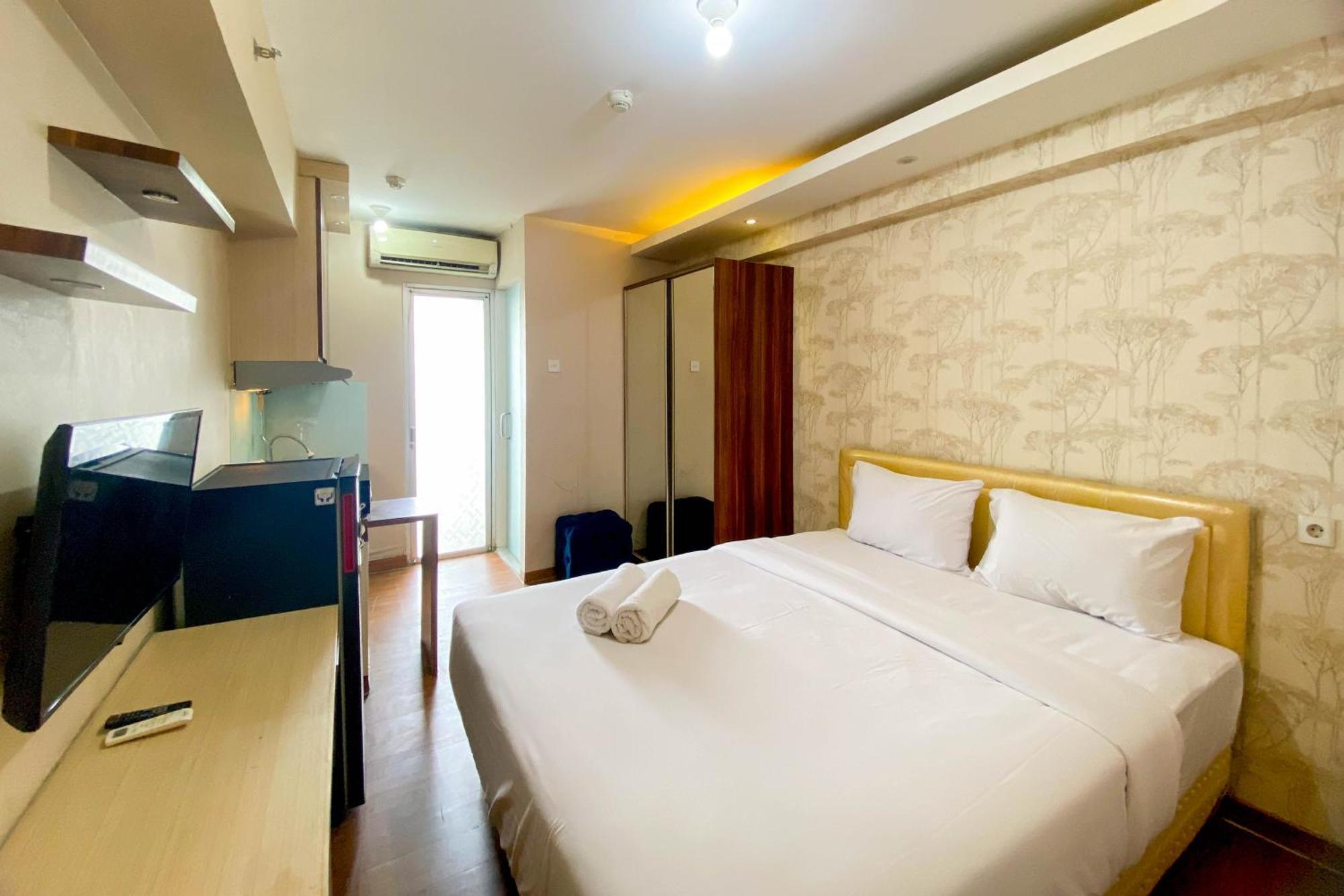Apartment Good And Comfy At Bassura By Travelio