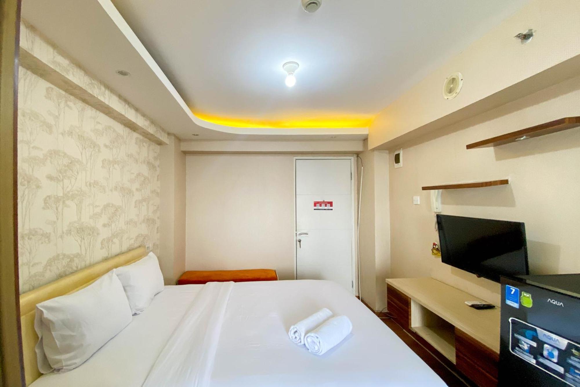 Apartment Good And Comfy At Bassura By Travelio