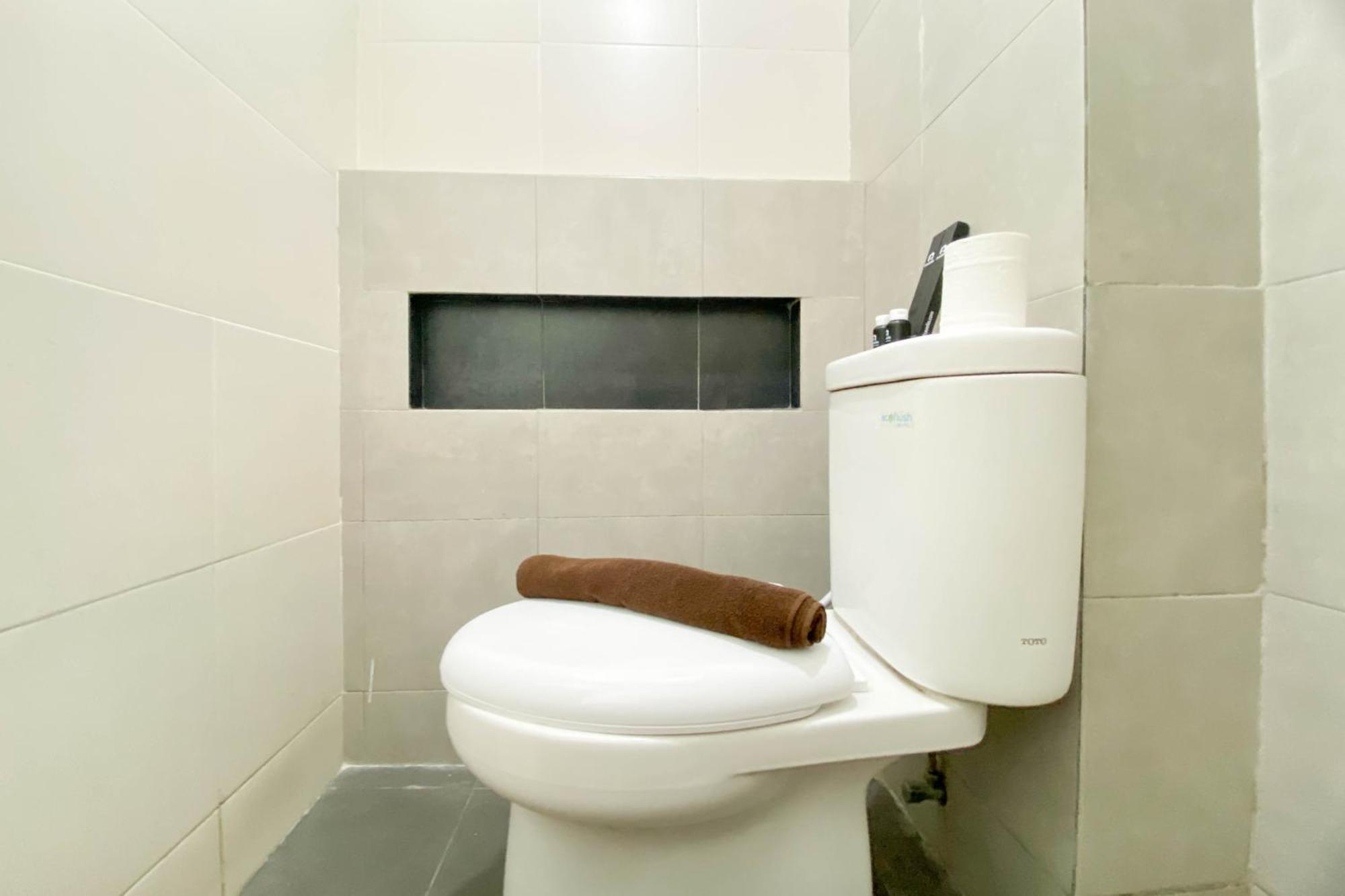 Apartment Good And Comfy At Bassura By Travelio