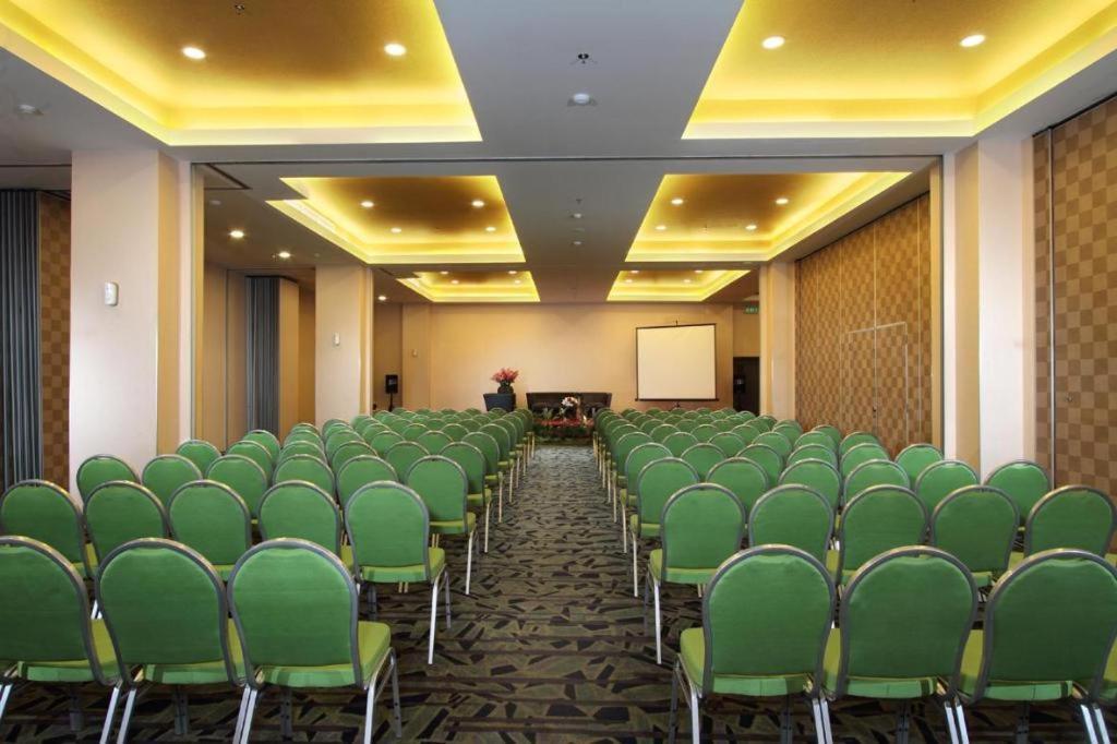 Hotel Maxonehotels.com At Pemuda Jakarta