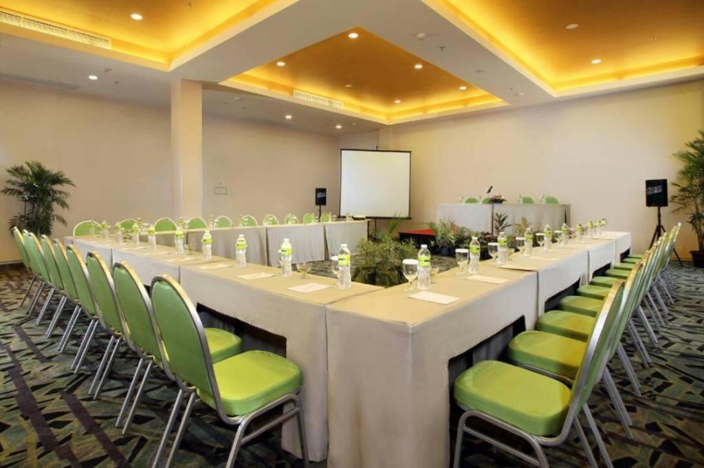 Hotel Maxonehotels.com At Pemuda 3*