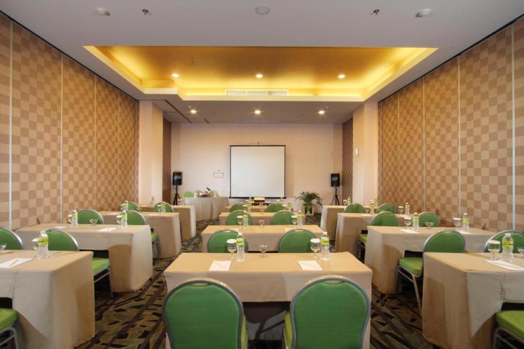Maxonehotels.com At Pemuda Hotel 3*