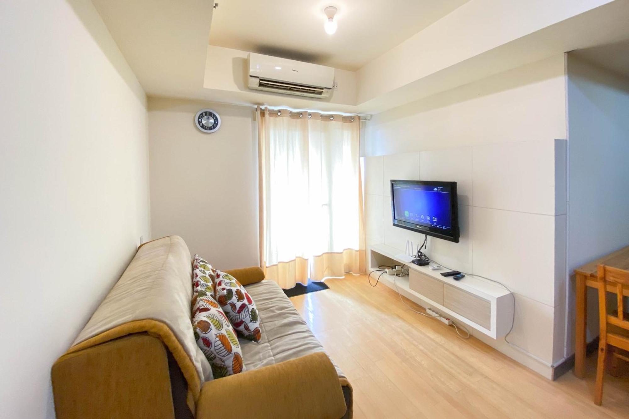 Cozy And Modern Look 2br The Wave Kuningan By Travelio